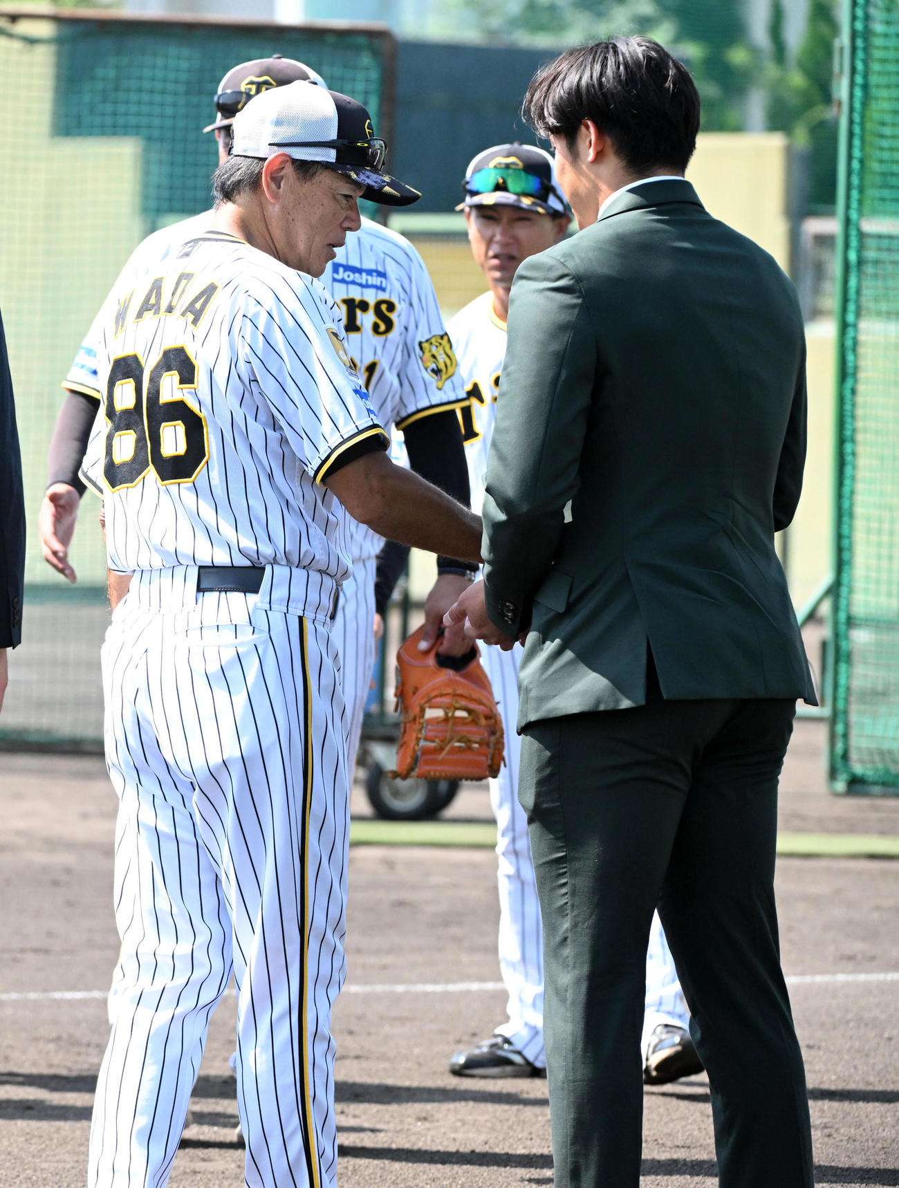 戦力外通告を受けた遠藤（右）をねぎらう和田2軍監督（撮影・前岡正明）