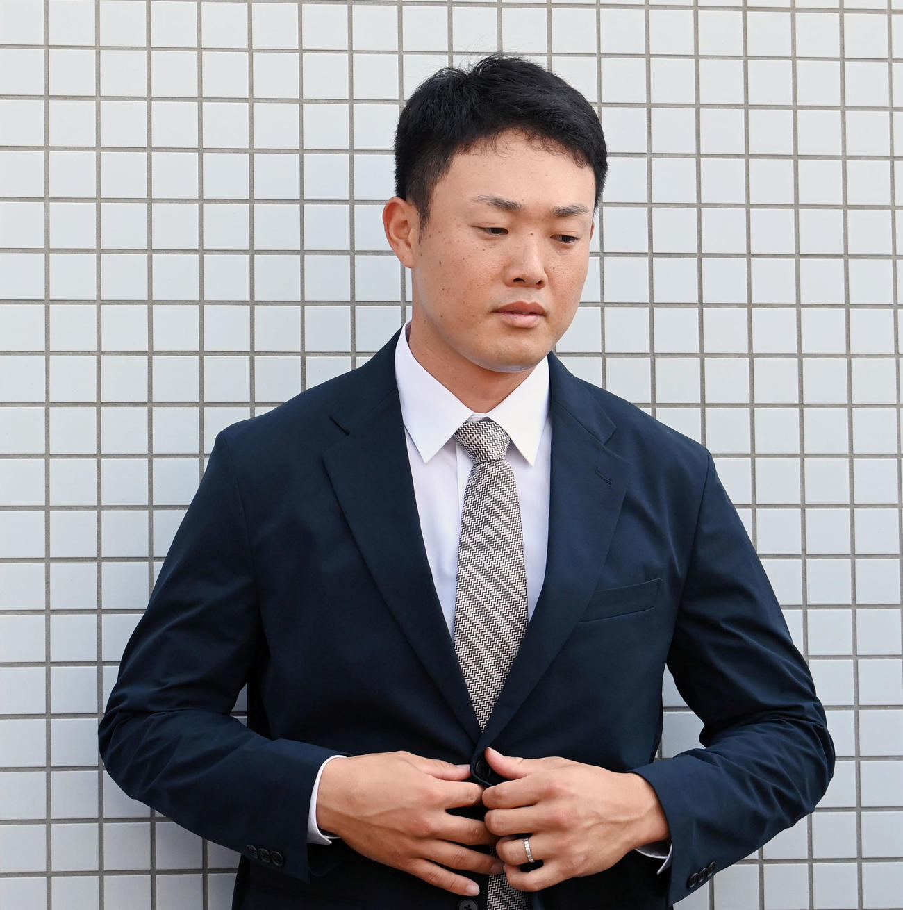 戦力外通告を受けた高浜は記者の質問に答える（撮影・前岡正明）