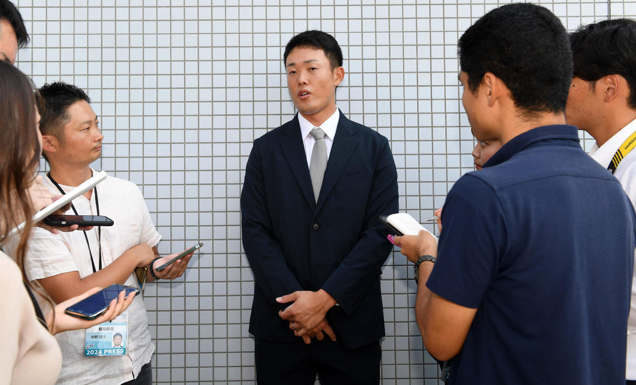 戦力外通告を受けた高浜は記者の質問に答える（撮影・前岡正明）