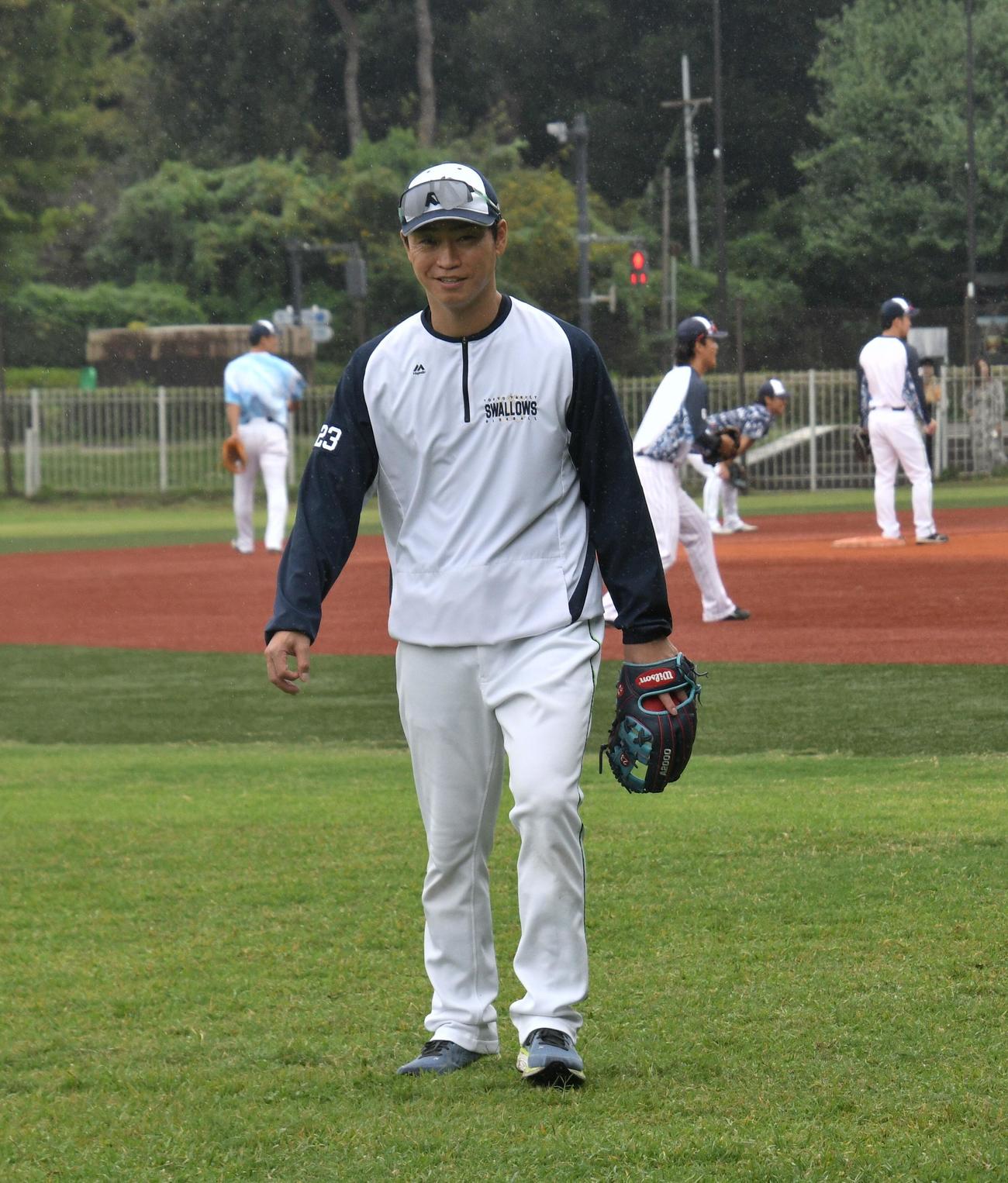 引退試合を前日に控え、全体練習で笑顔を見せるヤクルト青木