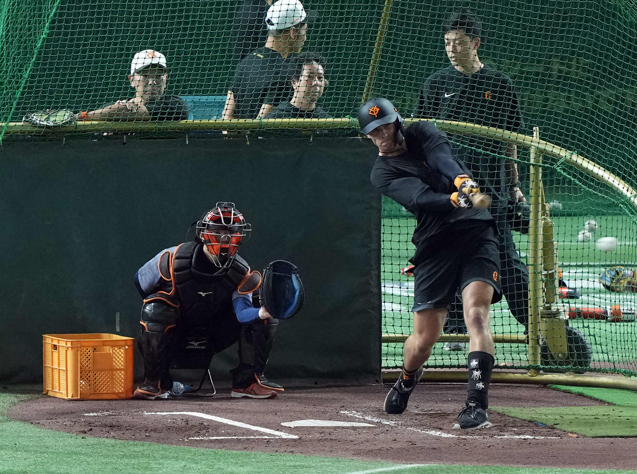 阿部慎之助監督（後方左）が見る中、打撃練習を行う巨人フルプ（撮影・たえ見朱実）