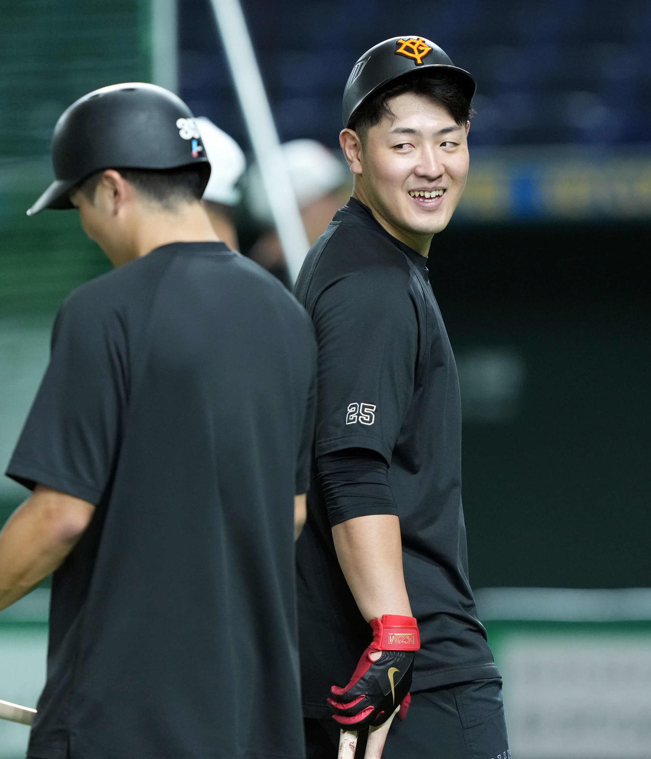 練習中、笑顔を見せる巨人岡本和（撮影・たえ見朱実）