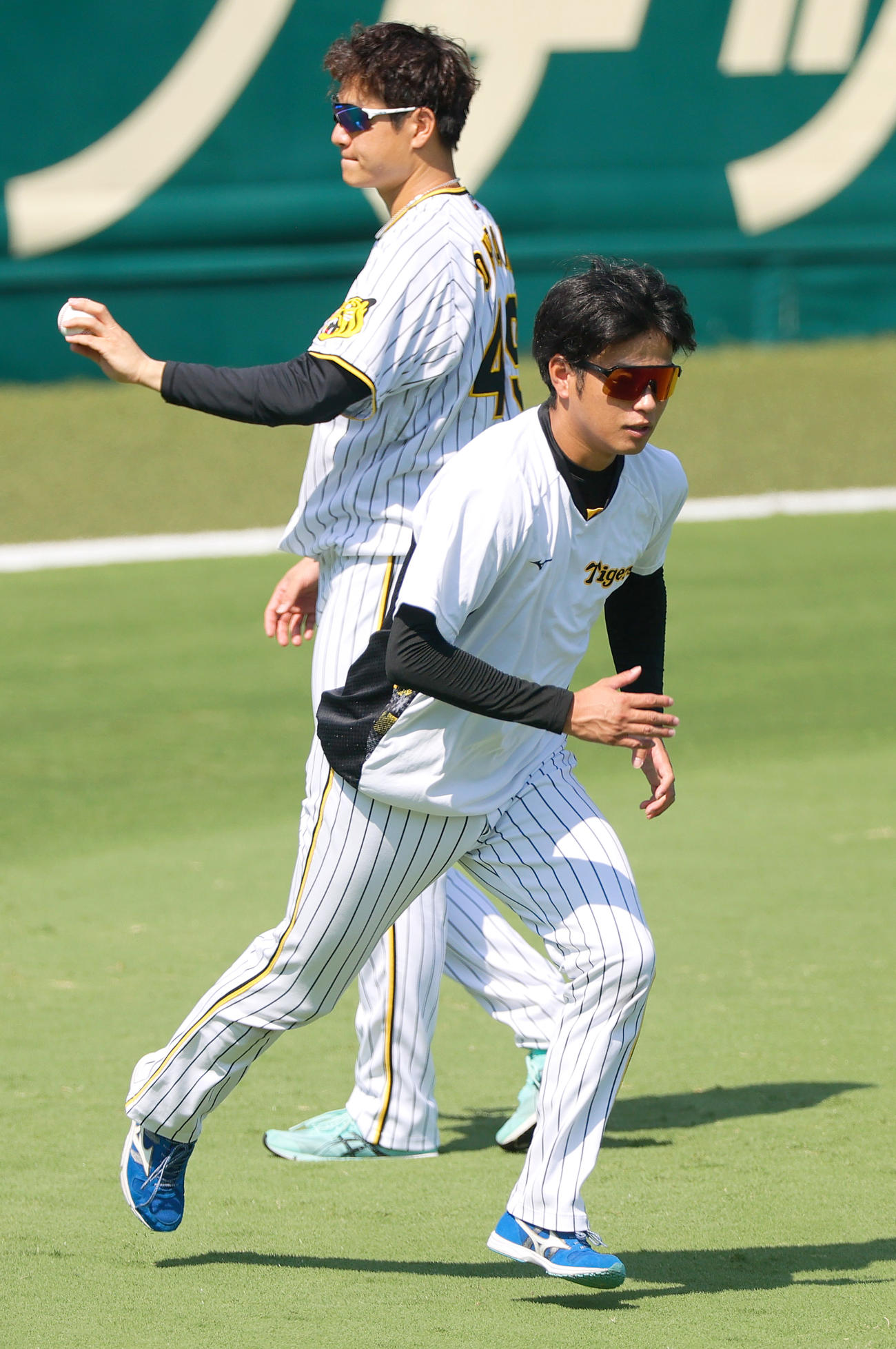 投手指名練習で汗を流す阪神高橋（手前）と阪神大竹（撮影・上山淳一）
