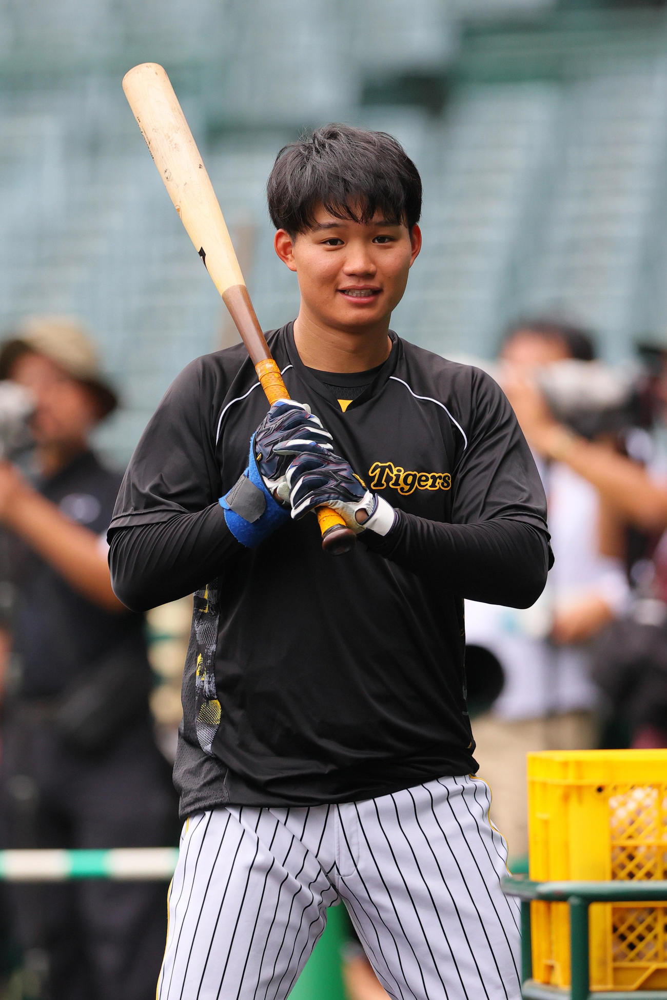 試合前の練習でリラックスした表情を見せる阪神森下翔太（2024年9月29日撮影）