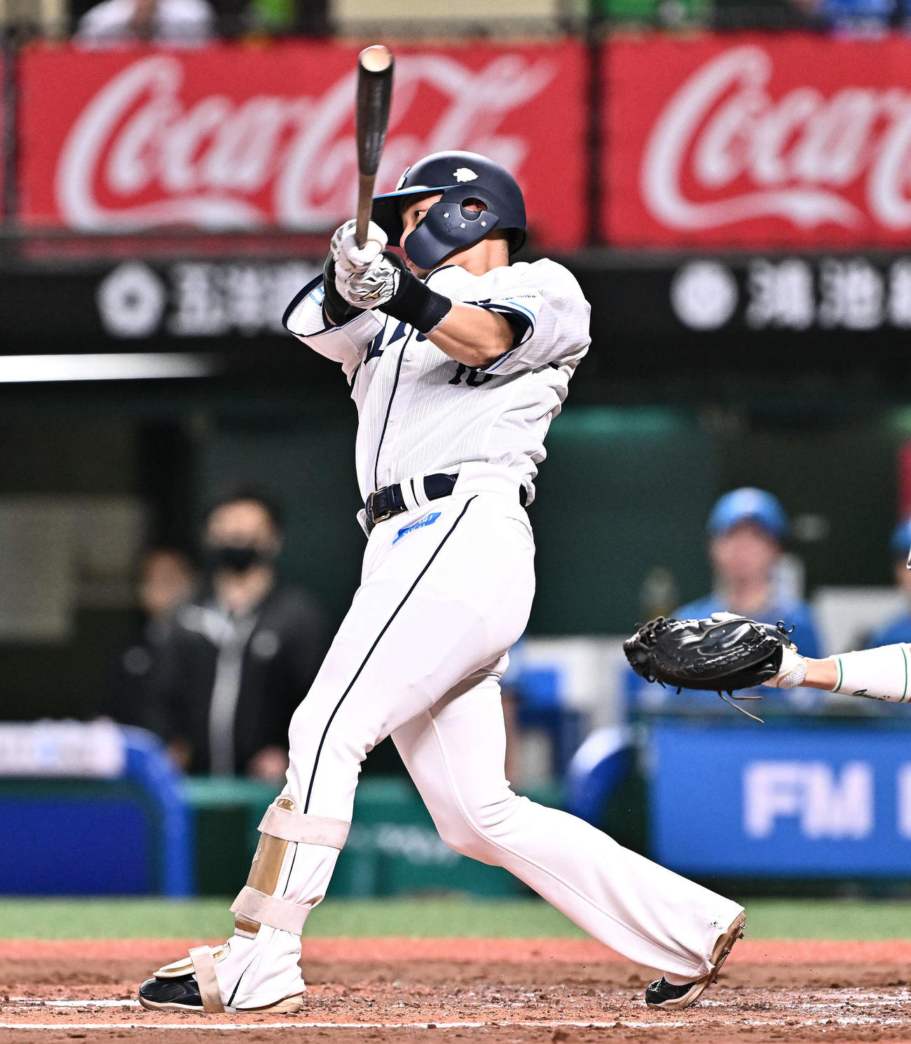 西武対日本ハム　3回裏西武1死満塁、佐藤龍は中犠飛を放つ（撮影・滝沢徹郎）