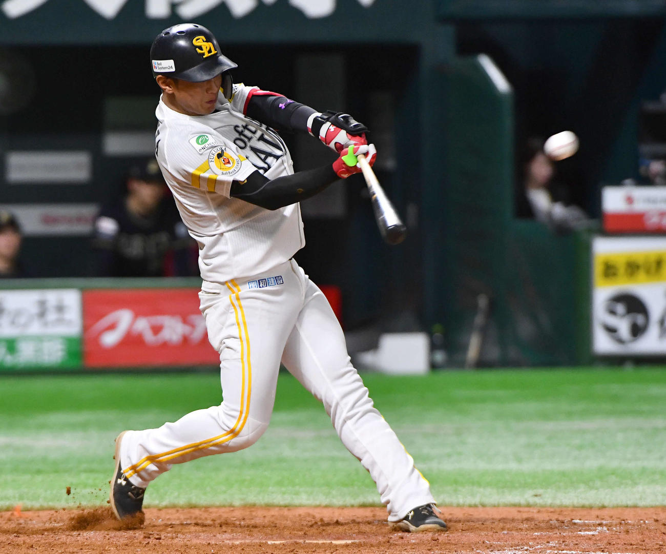 ソフトバンク対オリックス　5回裏ソフトバンク2死満塁、今宮は中越え逆転3点適時二塁打を放つ（撮影・岩下翔太）