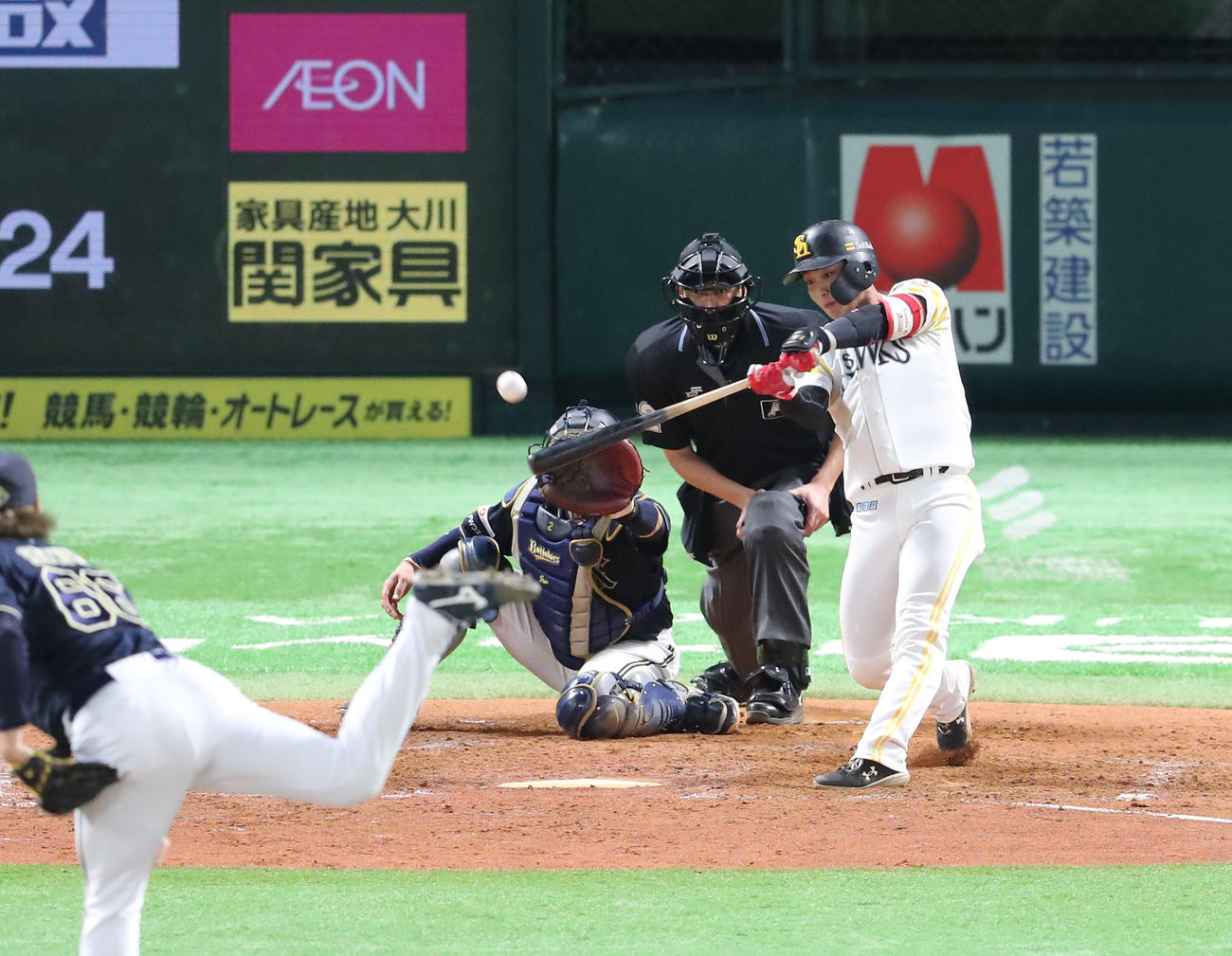 ソフトバンク対オリックス　5回裏ソフトバンク2死満塁、今宮は中越え逆転3点適時二塁打を放つ（撮影・梅根麻紀）