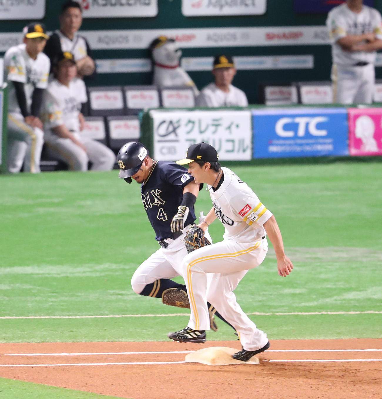 ソフトバンク対オリックス　6回表オリックス無死、森を三ゴロに仕留め自らベースカバーに入る和田（撮影・梅根麻紀）