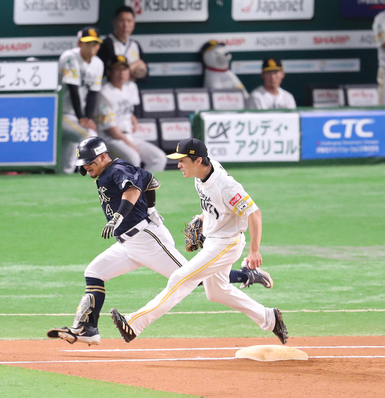 ソフトバンク対オリックス　6回表オリックス無死、森を三ゴロに仕留め自らベースカバーに入る和田（撮影・梅根麻紀）