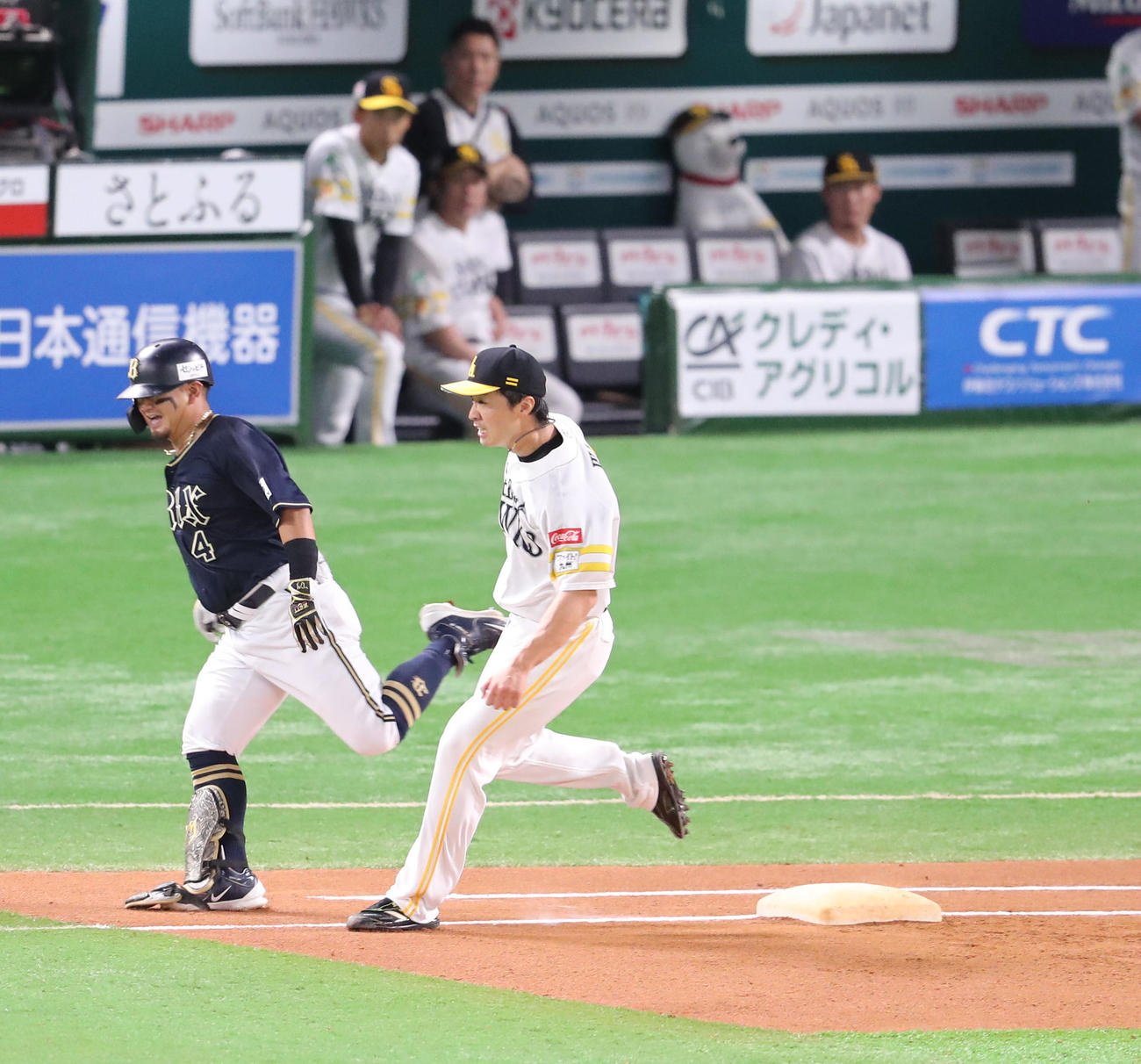 ソフトバンク対オリックス　6回表オリックス無死、森を三ゴロに仕留め自らベースカバーに入る和田（撮影・梅根麻紀）