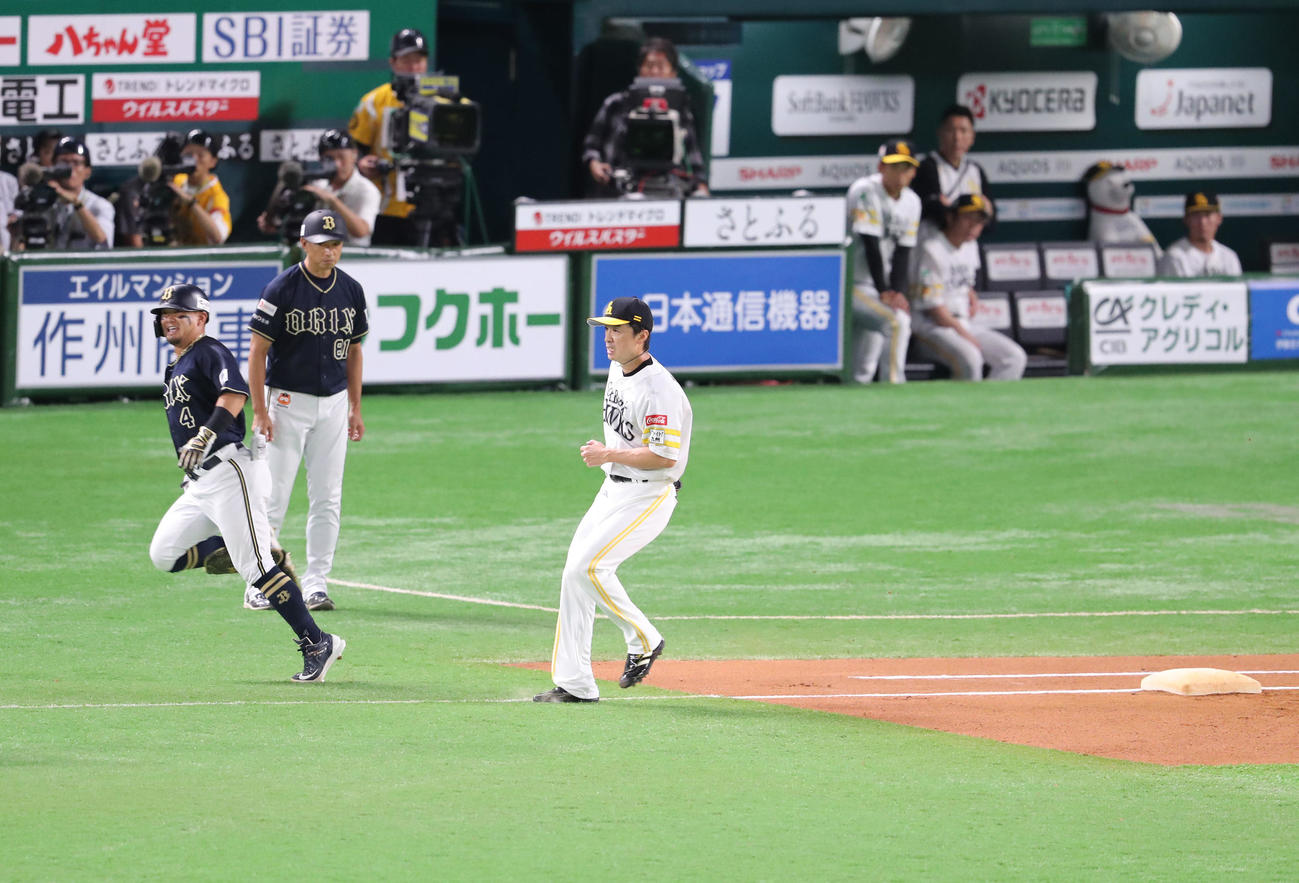 ソフトバンク対オリックス　6回表オリックス無死、森を三ゴロに仕留め自らベースカバーに入る和田（撮影・梅根麻紀）