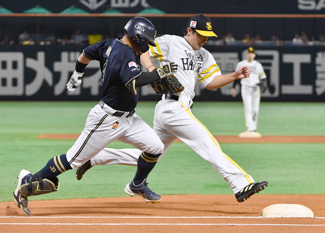 ソフトバンク対オリックス　6回表オリックス無死、森（左）を一ゴロに打ち取り、ベースカバーに入る和田（撮影・岩下翔太）