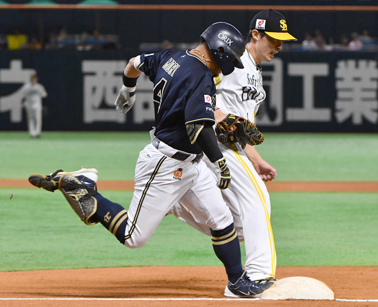 ソフトバンク対オリックス　6回表オリックス無死、森（左）を一ゴロに打ち取り、ベースカバーに入る和田（撮影・岩下翔太）