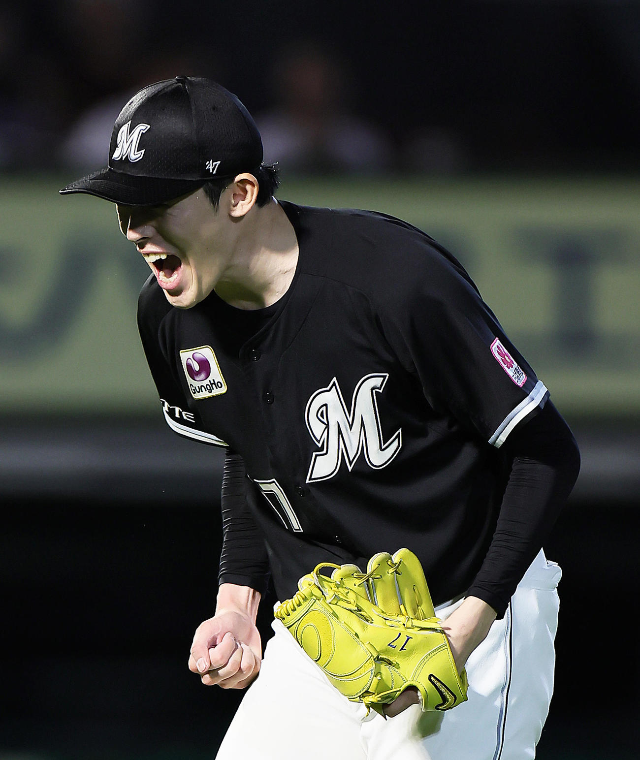楽天対ロッテ　8回裏楽天2死一、三塁、小深田を二ゴロに仕留め雄たけびを上げる佐々木（撮影・足立雅史）