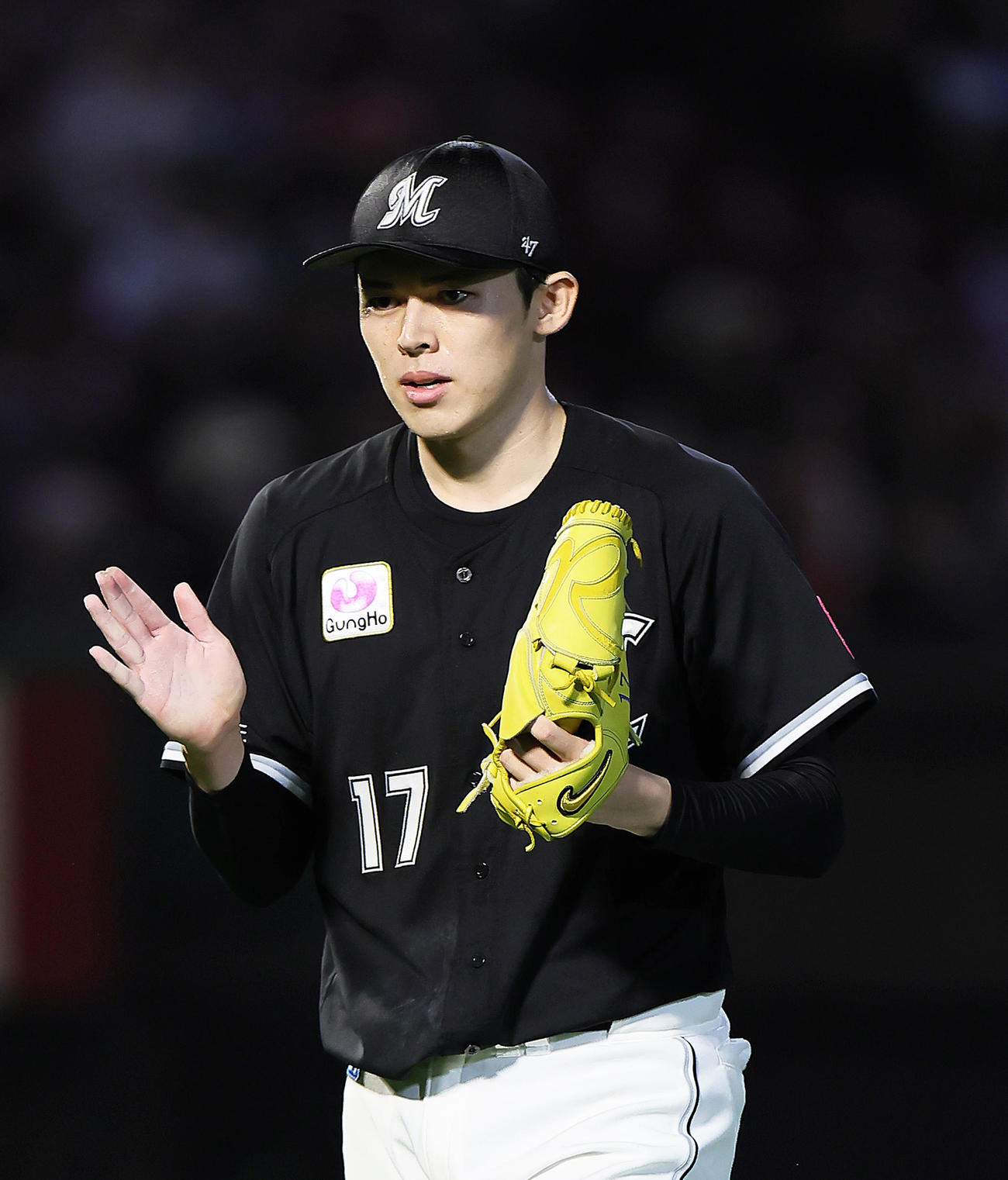 楽天対ロッテ　6回裏楽天の攻撃を3者凡退に抑えグラブをたたく佐々木（撮影・足立雅史）