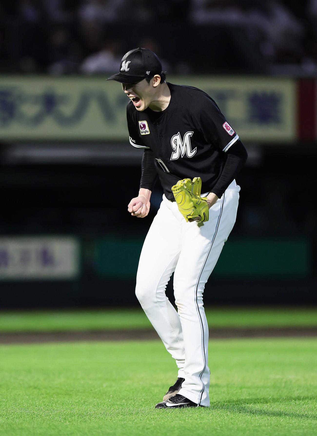 楽天対ロッテ　8回裏楽天2死一、三塁、小深田を二ゴロに仕留め雄たけびを上げる佐々木（撮影・足立雅史）