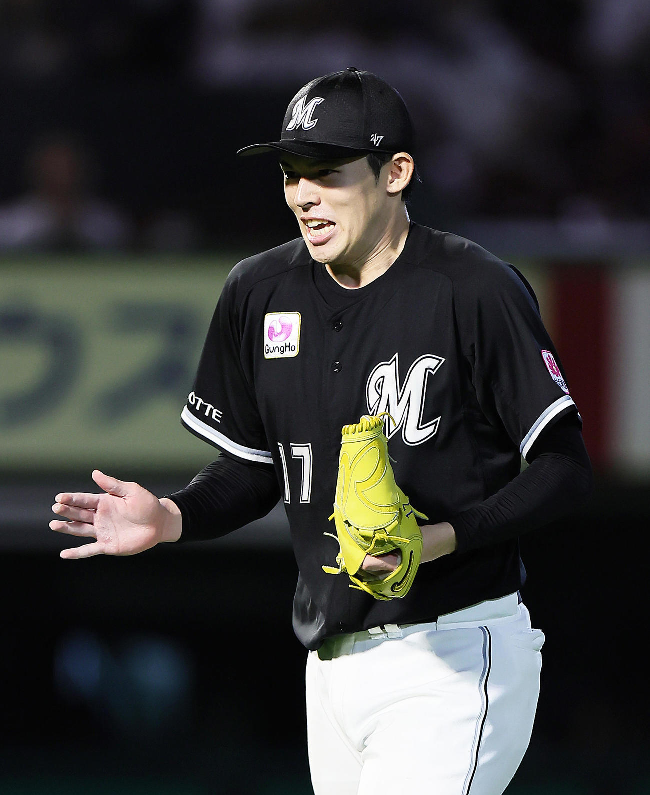 楽天対ロッテ　8回裏楽天2死一、三塁、小深田を二ゴロに仕留めグラブをたたく佐々木（撮影・足立雅史）