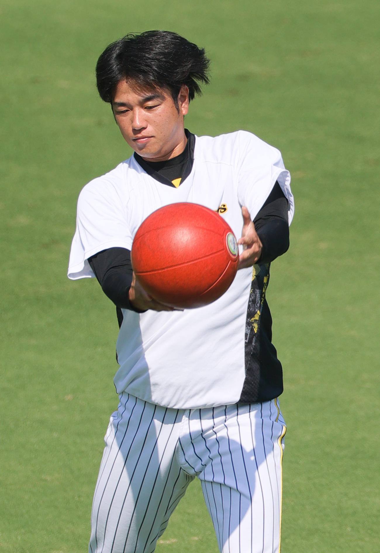 投手指名練習で汗を流す阪神高橋（撮影・上山淳一）