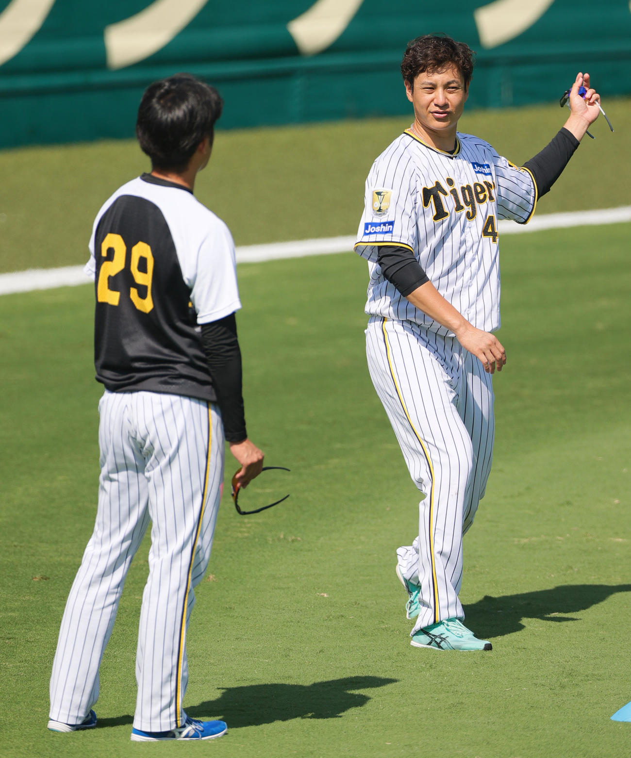 投手指名練習で阪神高橋（左）と話し込む阪神大竹（撮影・上山淳一）
