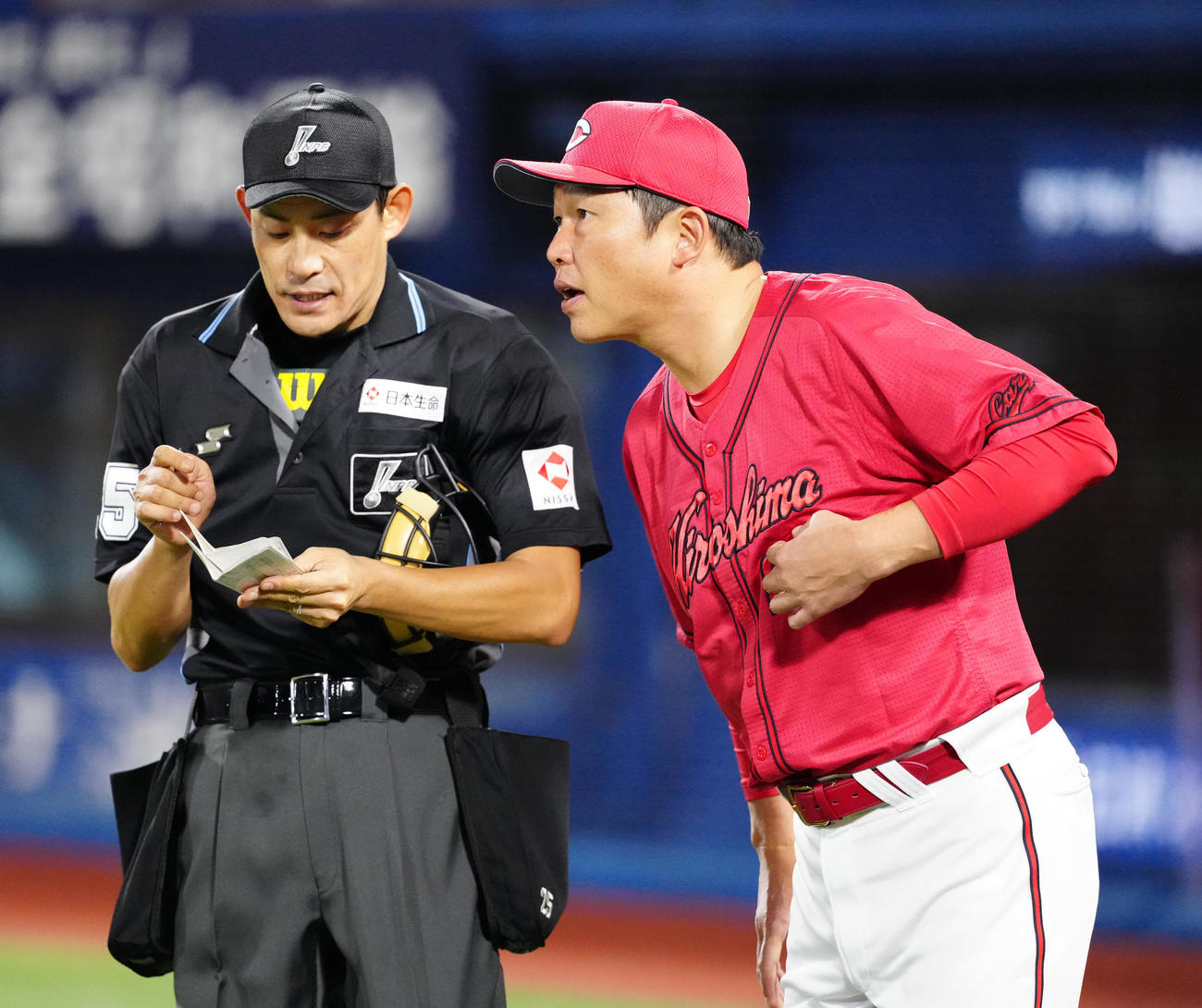 DeNA対広島　4回裏途中、選手交代を告げる広島新井監督（右）（撮影・江口和貴）