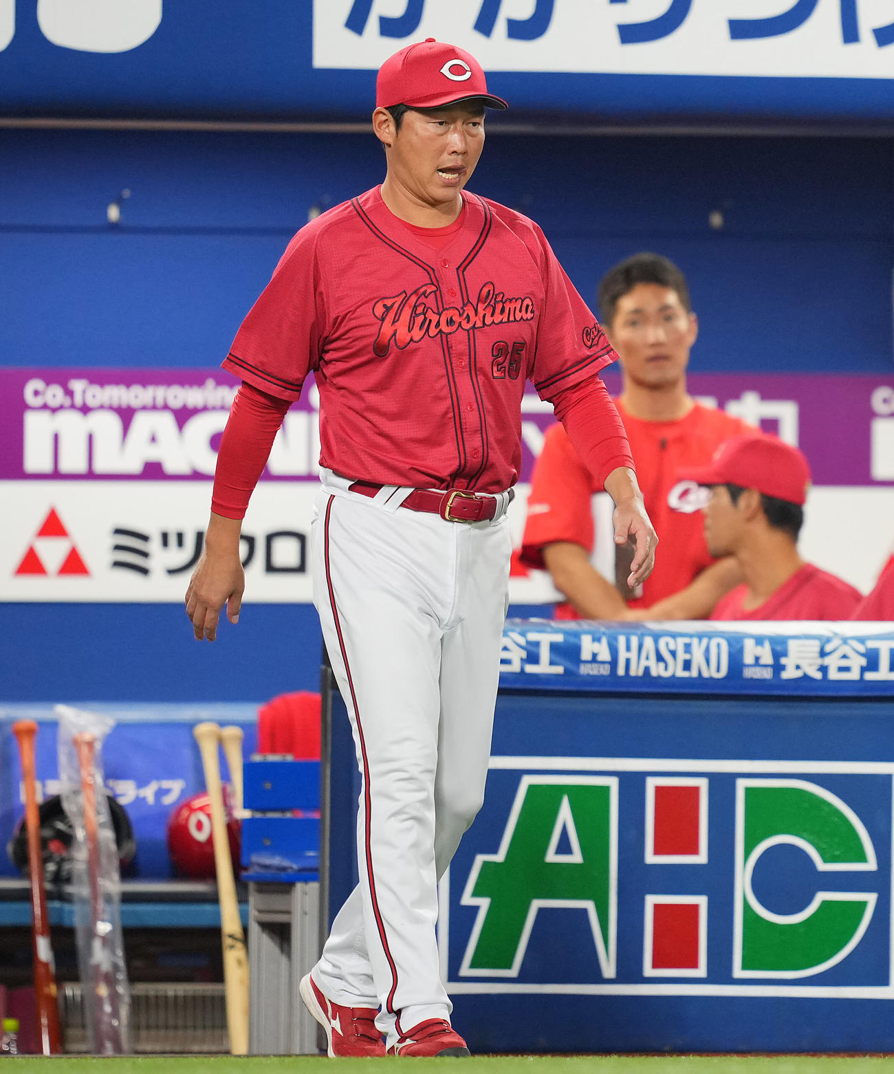 DeNA対広島　4回裏DeNA2死満塁、渋い表情で投手交代を告げにベンチを出る新井監督（撮影・垰建太）