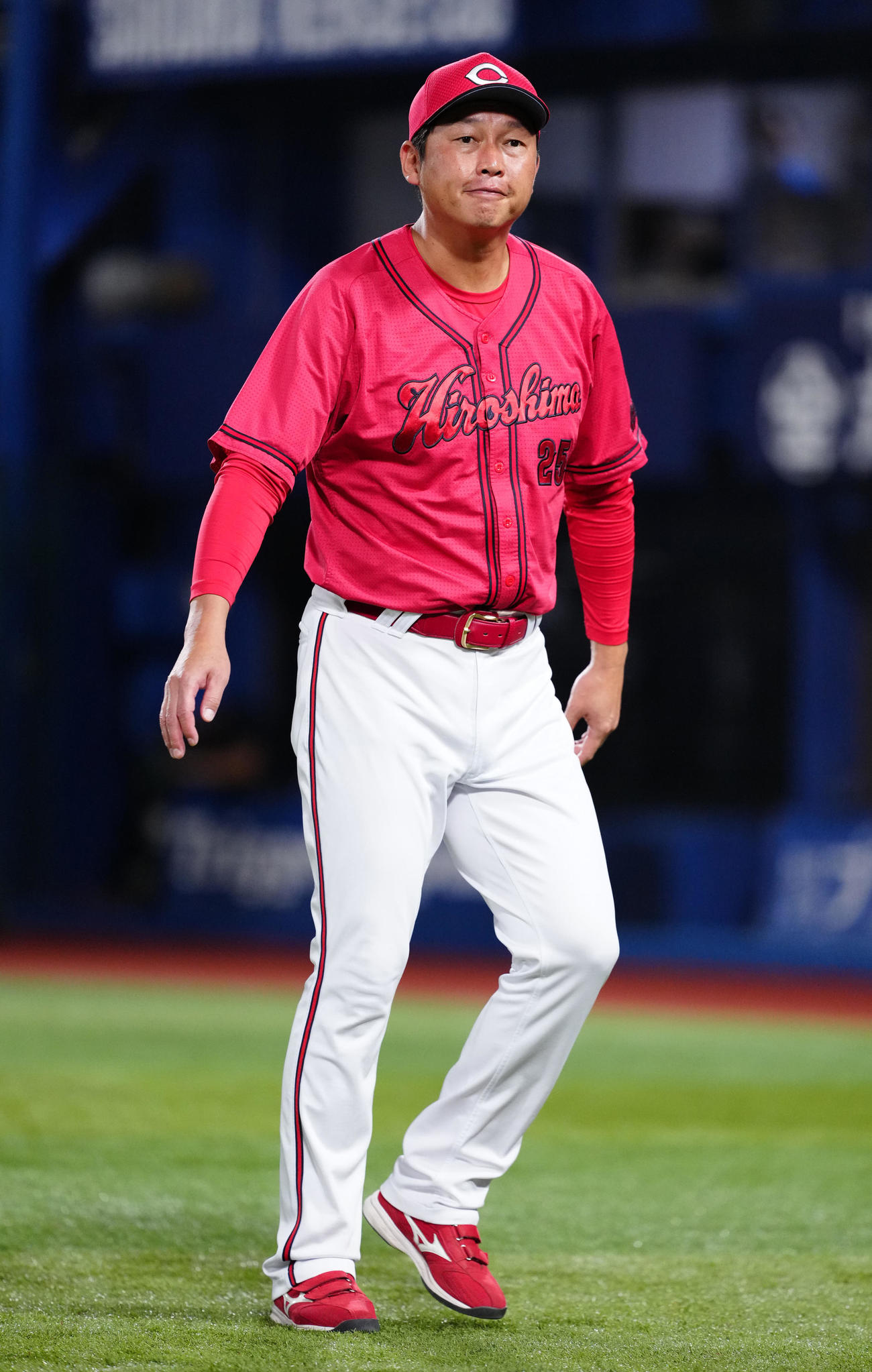 DeNA対広島　8回裏開始前、選手交代を告げた広島新井監督（撮影・江口和貴）