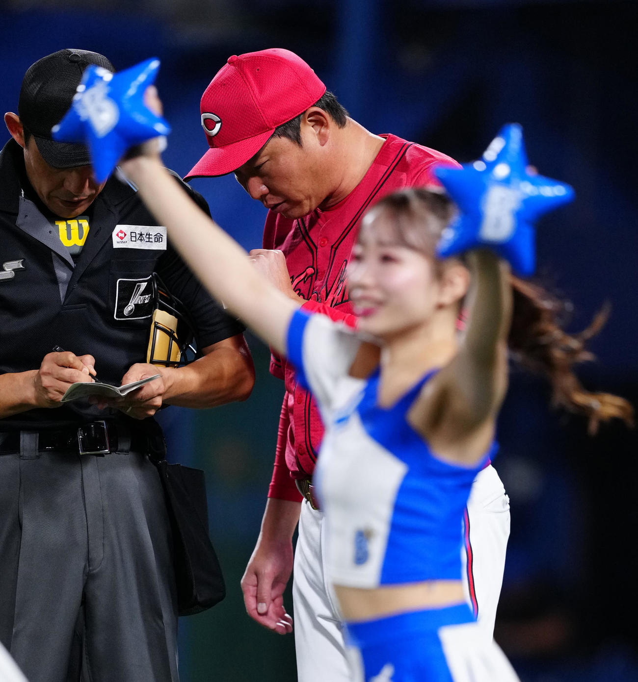 DeNA対広島　8回裏開始前、選手交代を告げる広島新井監督（撮影・江口和貴）
