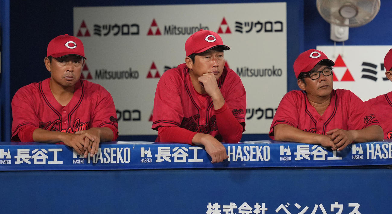 DeNA対広島　6回裏、渋い表情で戦況を見つめる広島新井監督（中央）（撮影・垰建太）