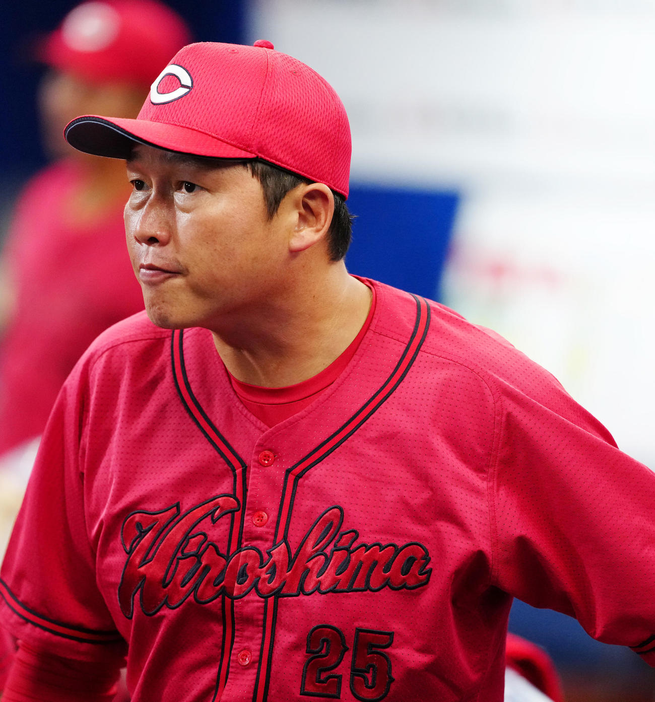 DeNA対広島　4回裏途中、降板した広島先発森に声をかけた新井監督（撮影・江口和貴）