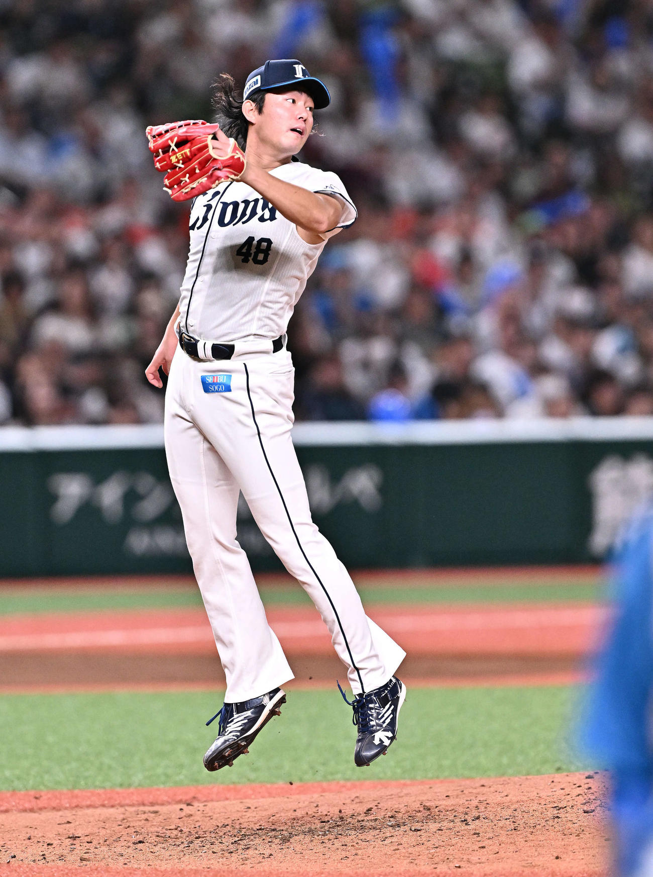 西武対日本ハム　7回表日本ハム2死二塁、松本剛の二ゴロの打球に反応する今井（撮影・滝沢徹郎）