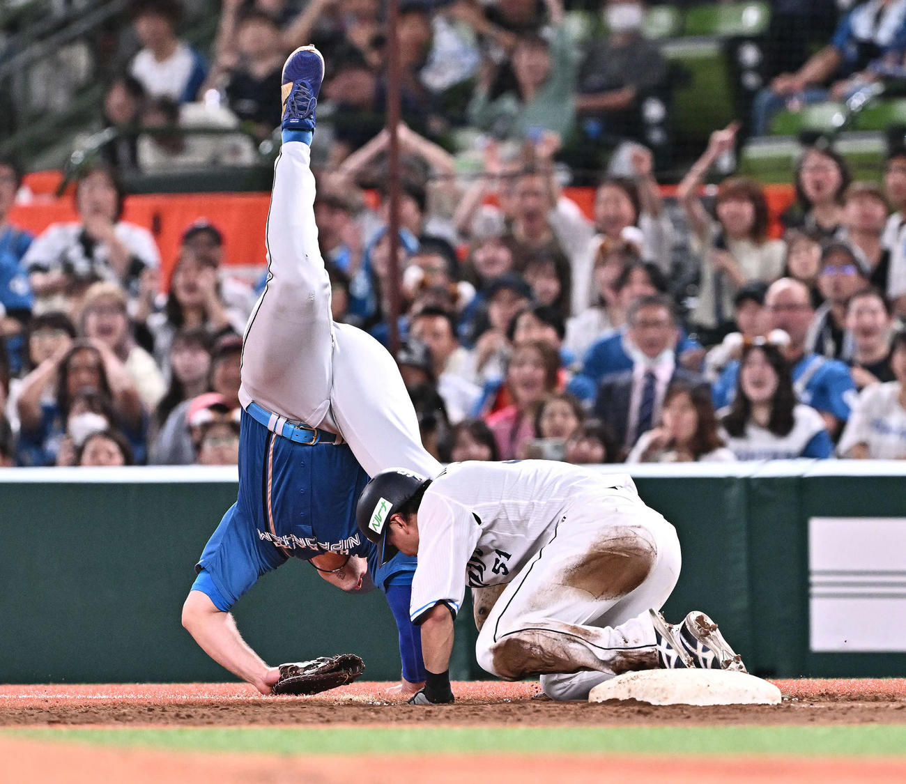 西武対日本ハム　3回裏西武1死満塁、一塁走者西川（右）と交錯し転倒する一塁手マルティネス（撮影・滝沢徹郎）