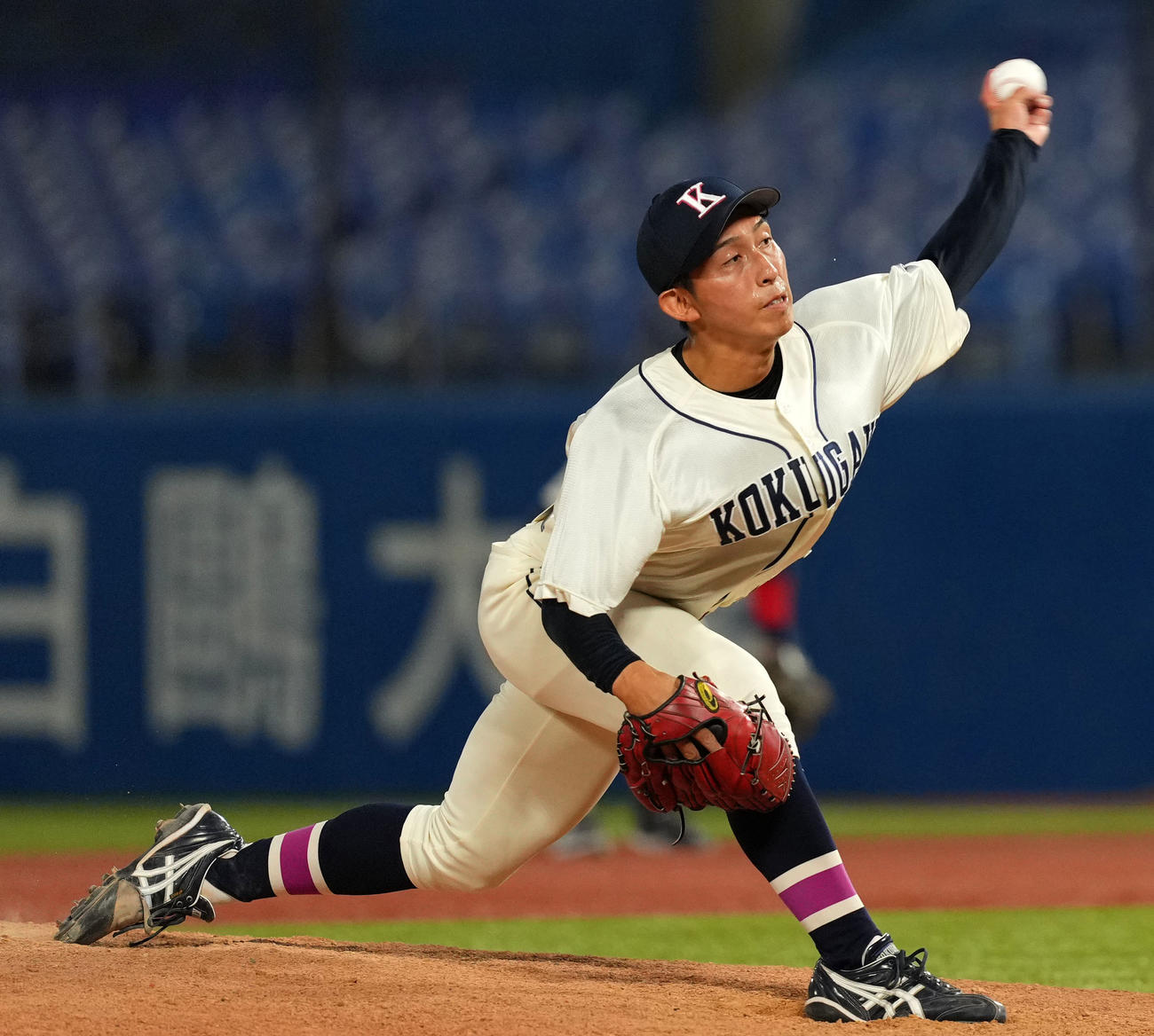 日大対国学院大　9回表を無失点に抑える国学院大・飯田（撮影・横山健太）