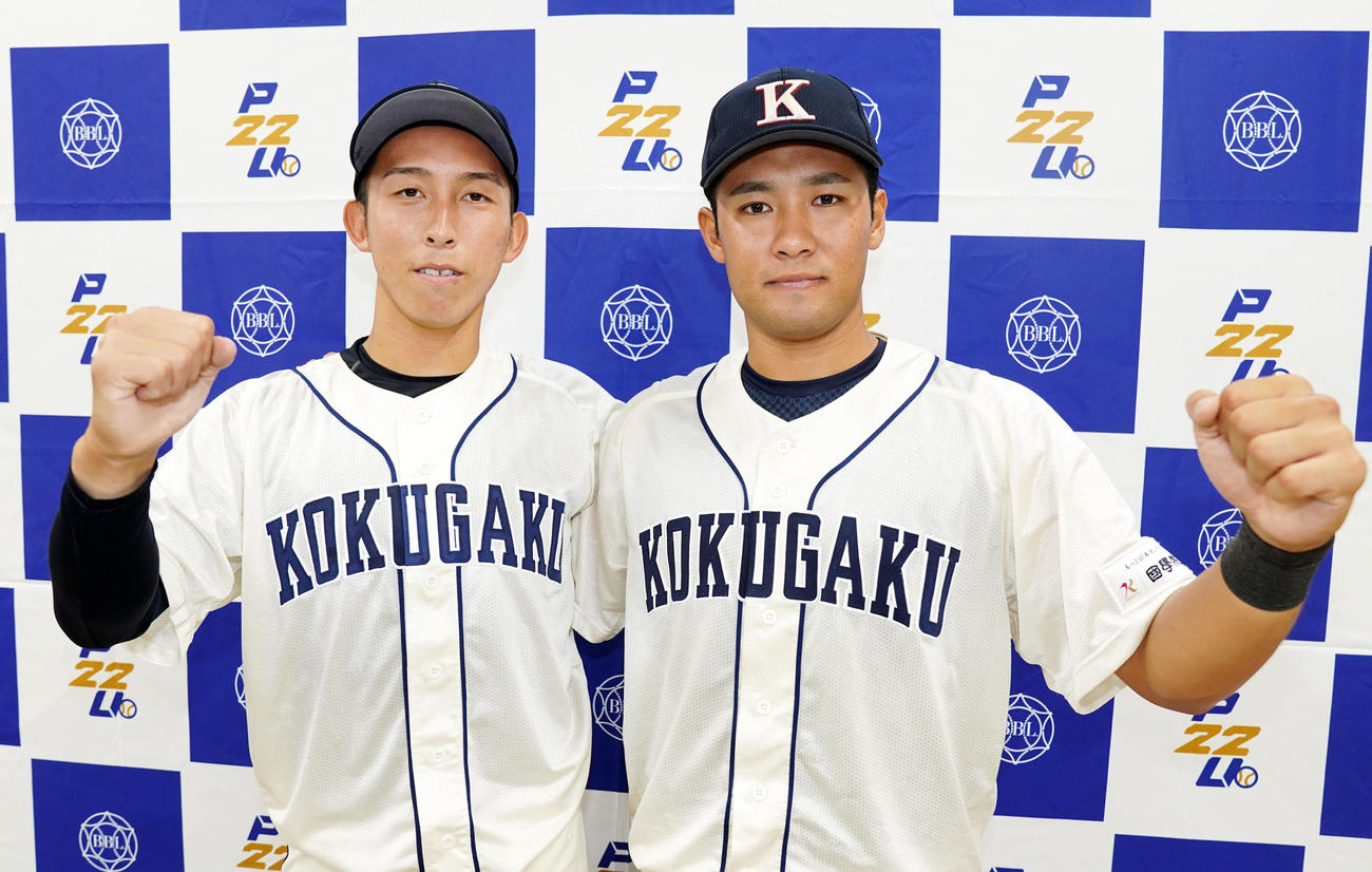 日大対国学院大　ガッツポーズする国学院大・飯田（左）と伊東（撮影・横山健太）