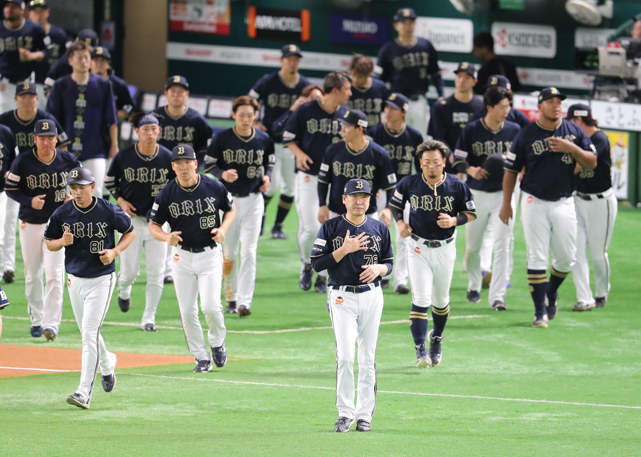 ソフトバンク対オリックス　みずほペイペイドームでの最終戦を終え、あいさつに向かうオリックス中嶋監督（中央）ら（撮影・梅根麻紀）