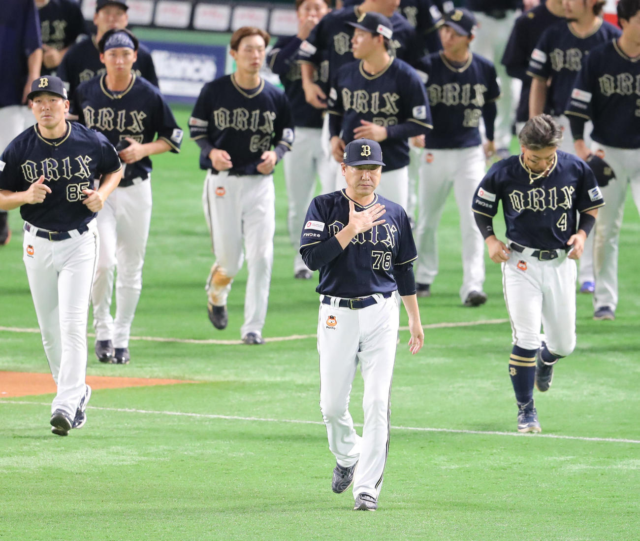 ソフトバンク対オリックス　ビジターでの最終戦となったオリックスナインはスタンドへあいさつ。中嶋監督は胸に手をやり外野へ向かう（撮影・梅根麻紀）