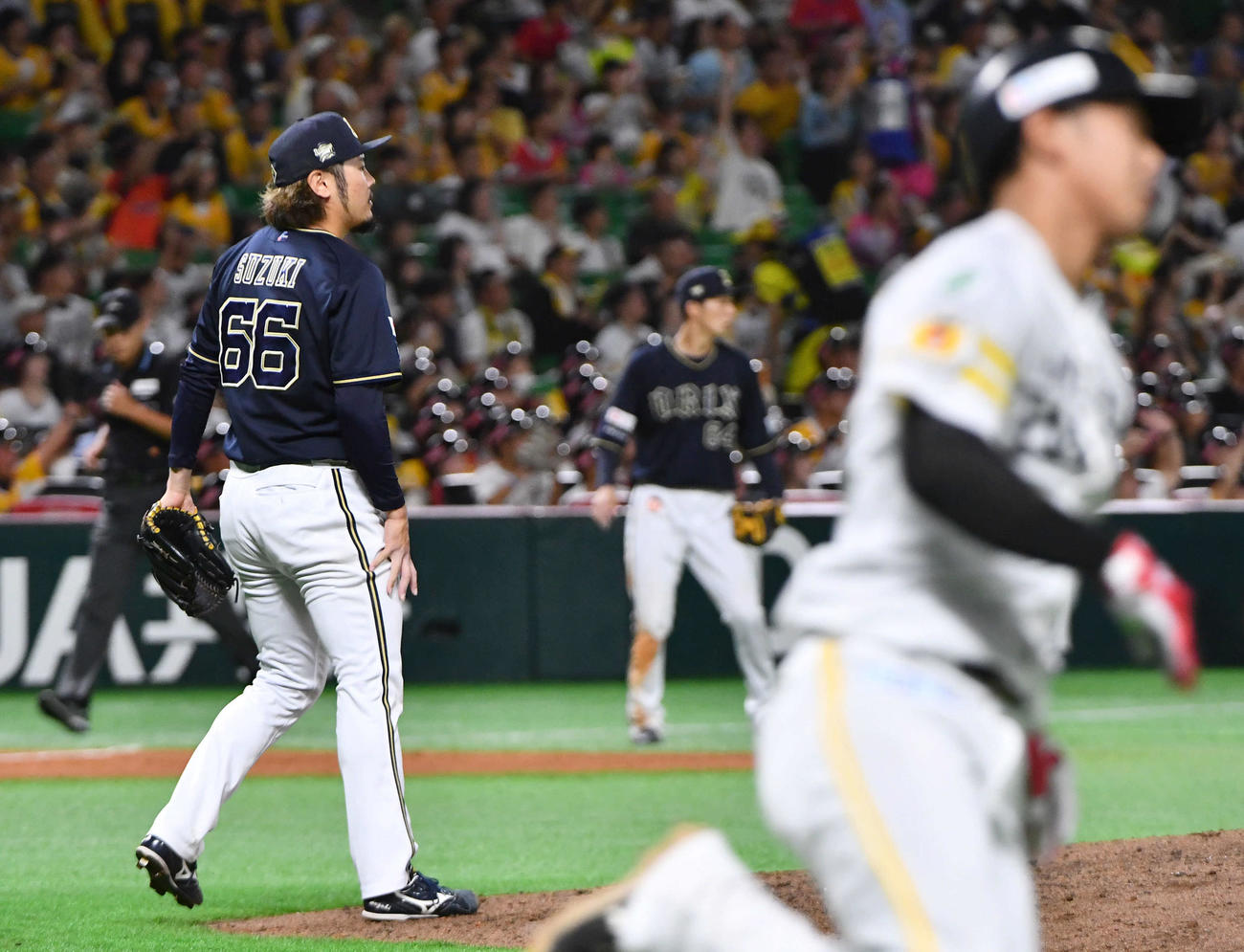 ソフトバンク対オリックス　5回裏ソフトバンク2死満塁、今宮（右）に逆転の3点適時中二塁打を打たれた鈴木（撮影・岩下翔太）