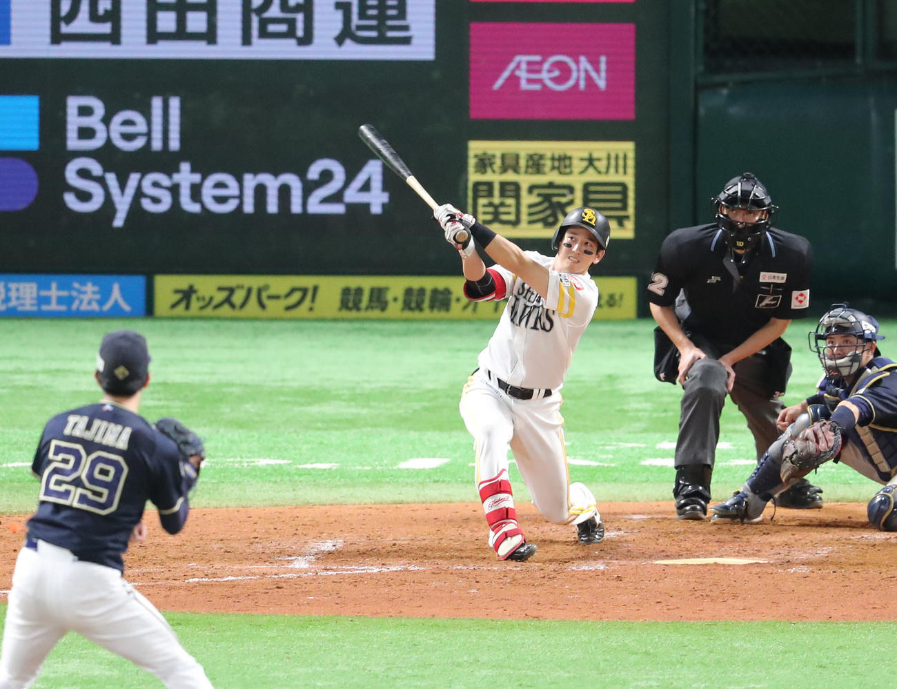 ソフトバンク対オリックス　5回裏ソフトバンク2死一塁、栗原は右越えに2点本塁打を放つ（撮影・梅根麻紀）