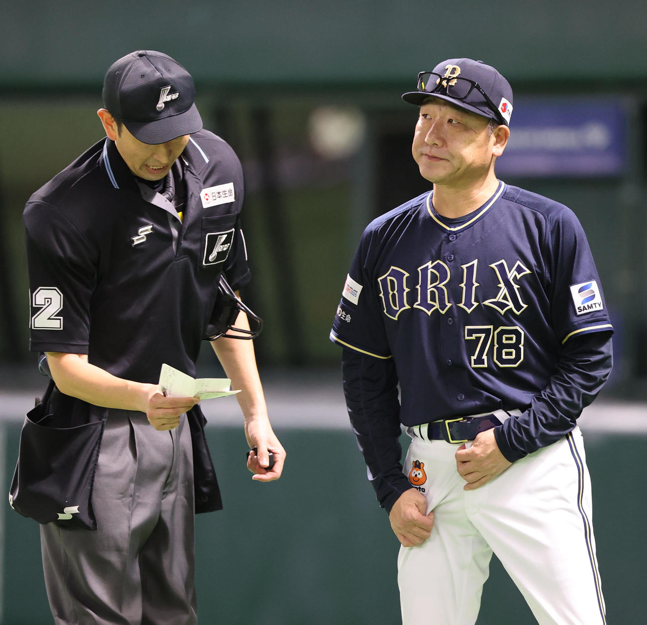 ソフトバンク対オリックス　投手交代をつげる中嶋監督（撮影・鬼束羽瑠菜）