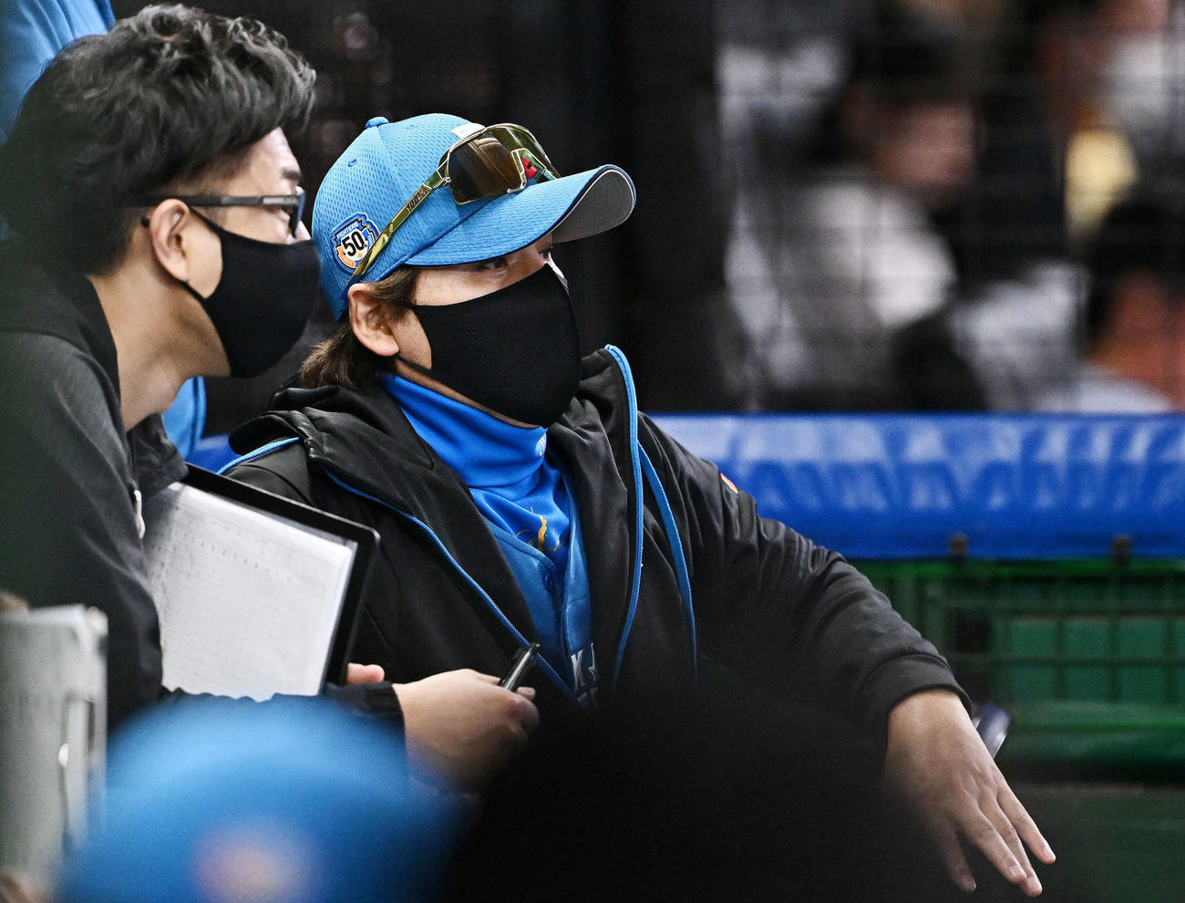 西武対日本ハム　ベンチでスタッフと話す日本ハム新庄監督（撮影・滝沢徹郎）