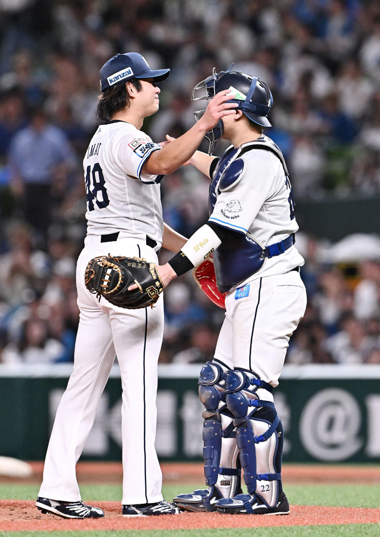 西武対日本ハム　完封勝利した西武今井（左）は古賀と抱き合う（撮影・滝沢徹郎）