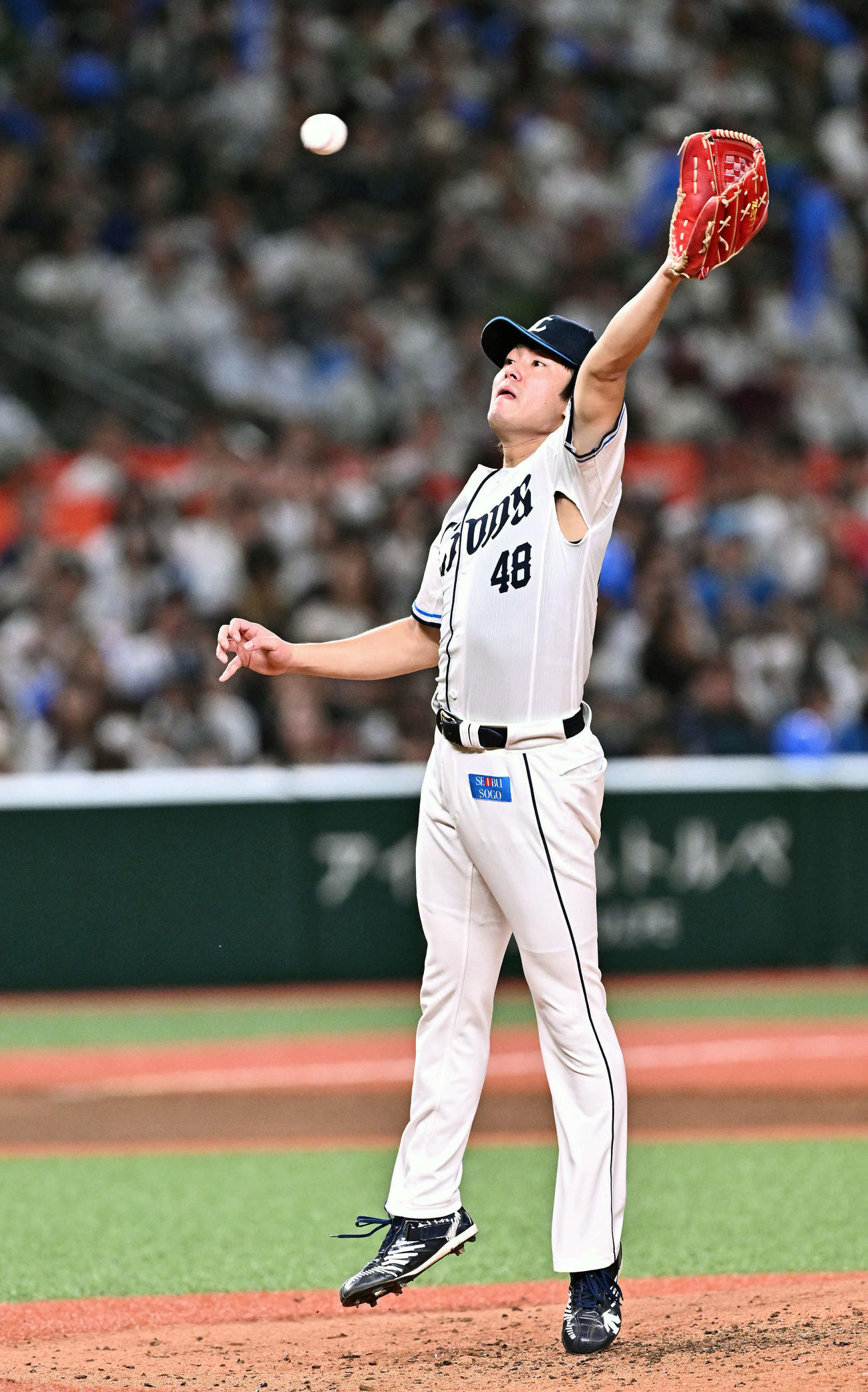 西武対日本ハム　7回表日本ハム2死二塁、松本剛の二ゴロの打球に反応する今井（撮影・滝沢徹郎）