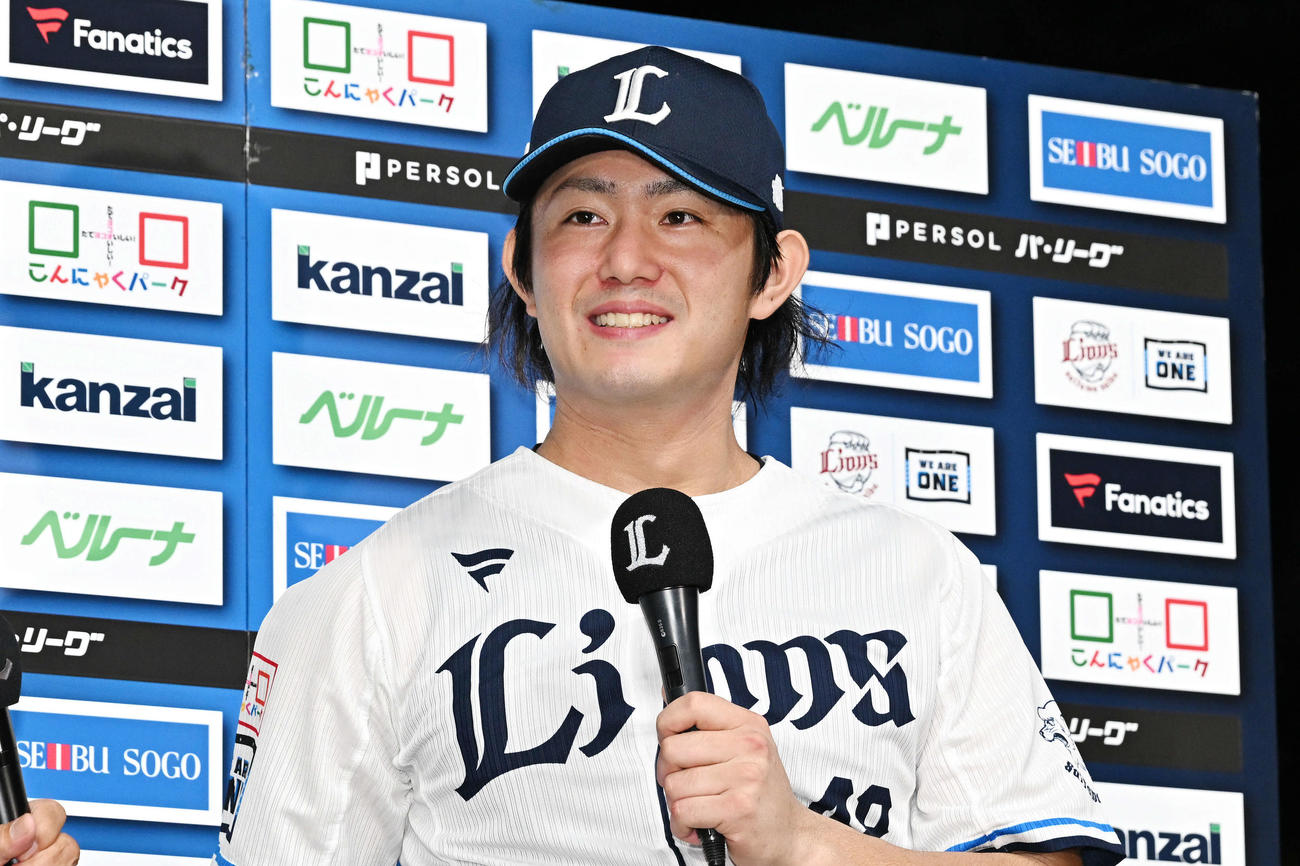 西武対日本ハム　完封勝利しヒーローインタビューを受ける西武今井（撮影・滝沢徹郎）