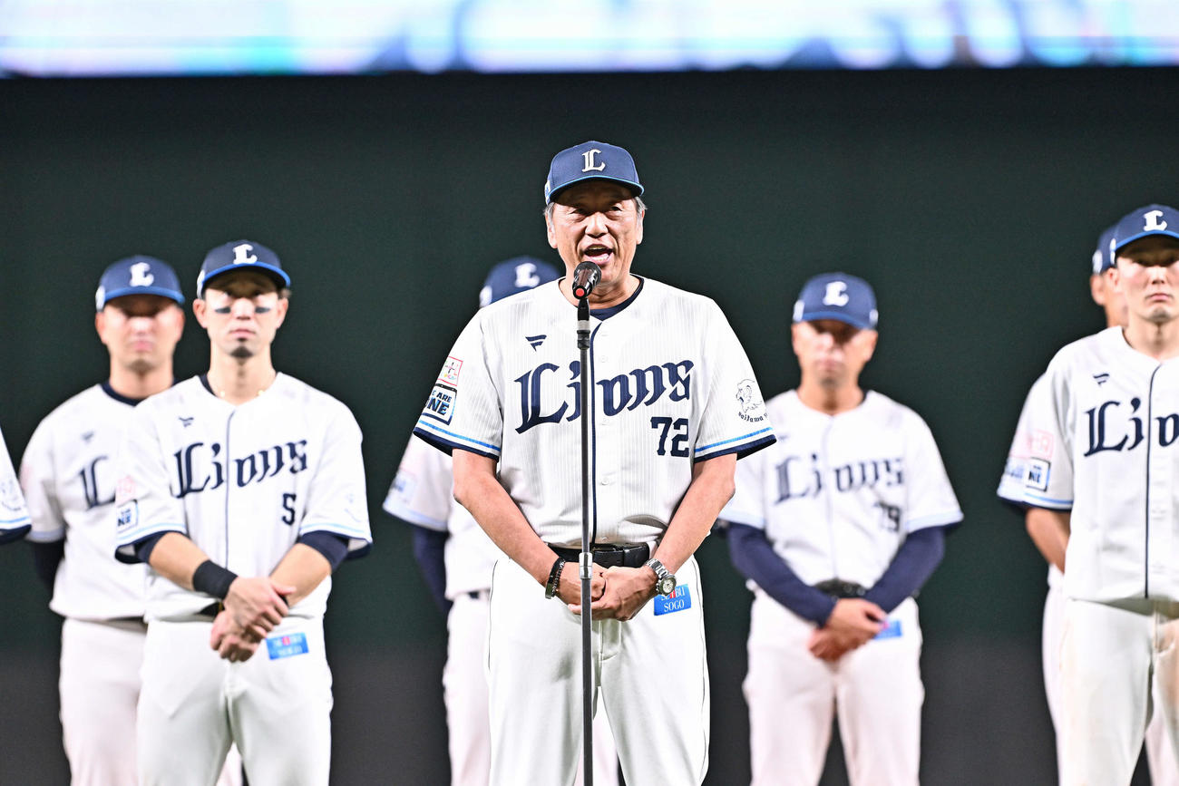 西武対日本ハム　ホーム最終戦が終わりあいさつする西武渡辺GM兼監督代行（手前）（撮影・滝沢徹郎）