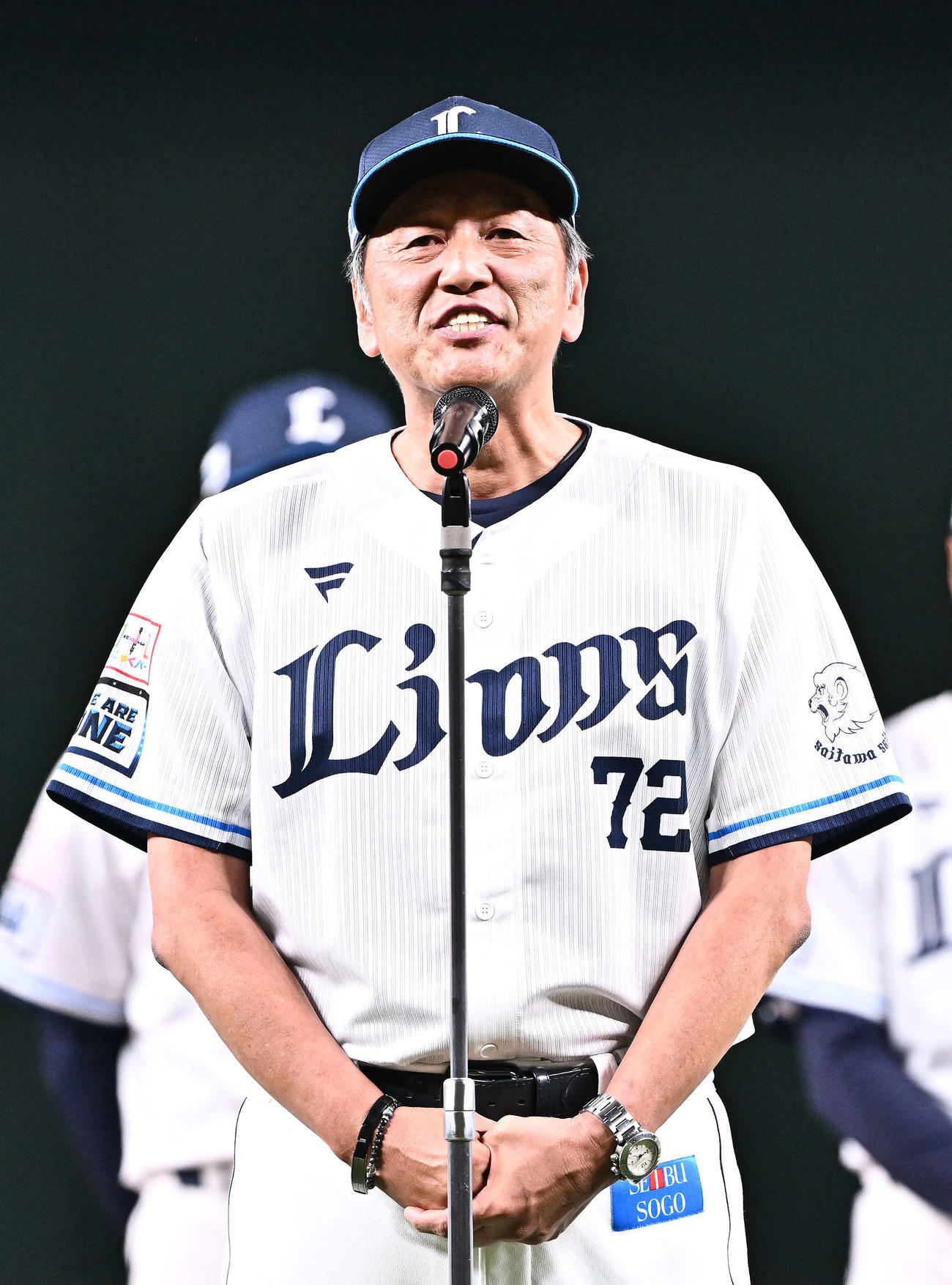 西武対日本ハム　ホーム最終戦が終わりあいさつする西武渡辺GM兼監督代行（手前）（撮影・滝沢徹郎）