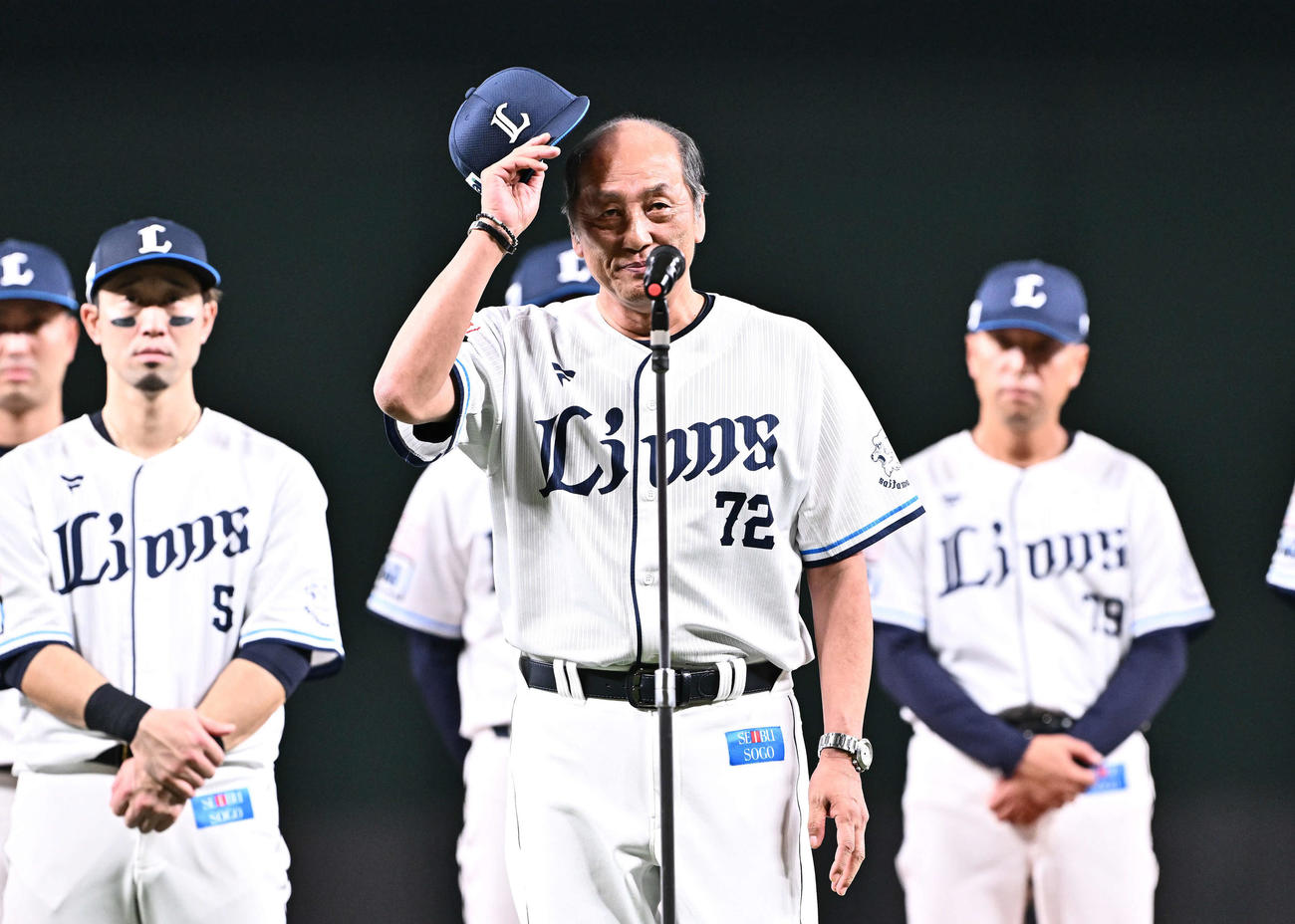 西武対日本ハム　ホーム最終戦が終わりあいさつする西武渡辺GM兼監督代行（手前）（撮影・滝沢徹郎）