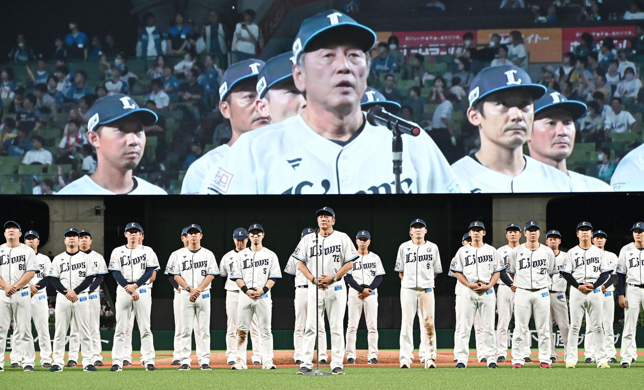 西武対日本ハム　ホーム最終戦が終わりあいさつする西武渡辺GM兼監督代行（手前）（撮影・滝沢徹郎）