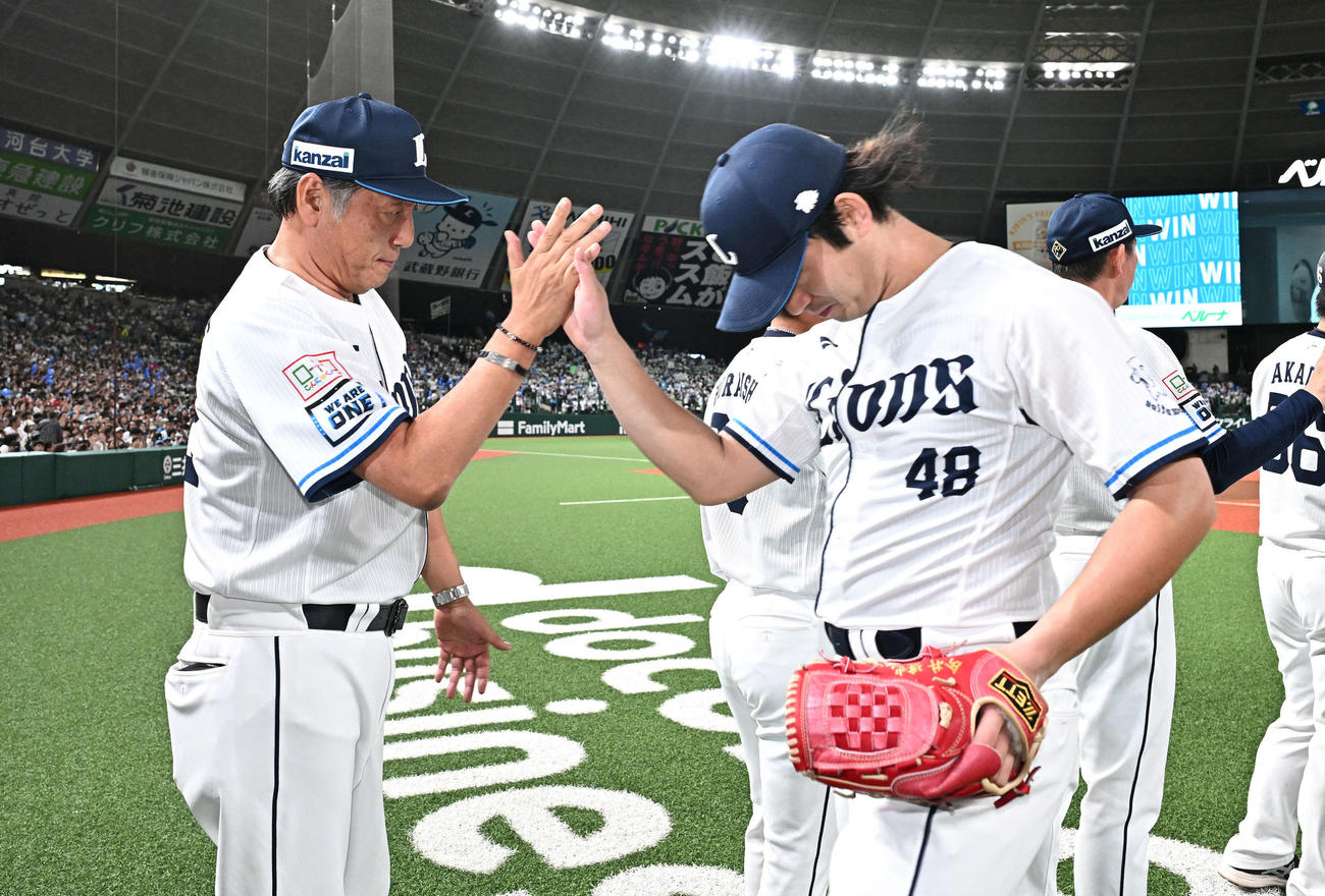 西武対日本ハム　試合後、完封勝利した西武今井（右）とタッチをかわす渡辺GM兼監督代行（撮影・滝沢徹郎）