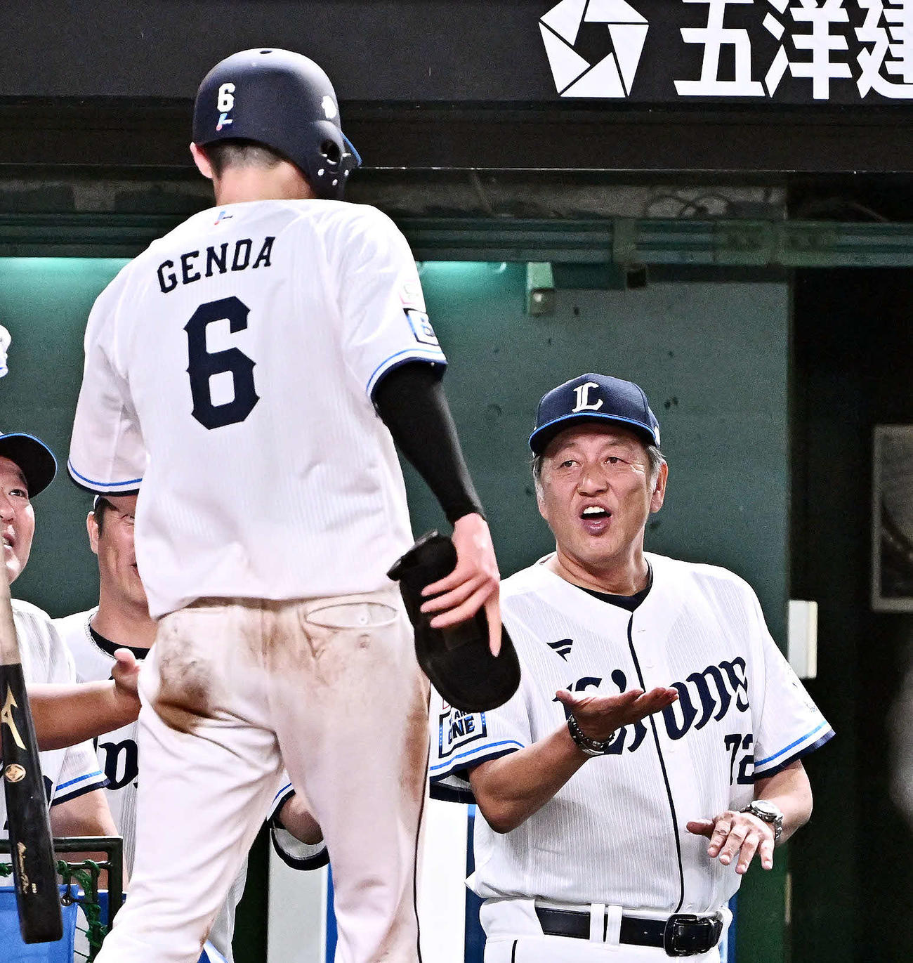 西武対日本ハム　5回裏西武無死三塁、外崎の適時打で生還した源田（手前）を迎える渡辺GM兼監督代行（撮影・滝沢徹郎）