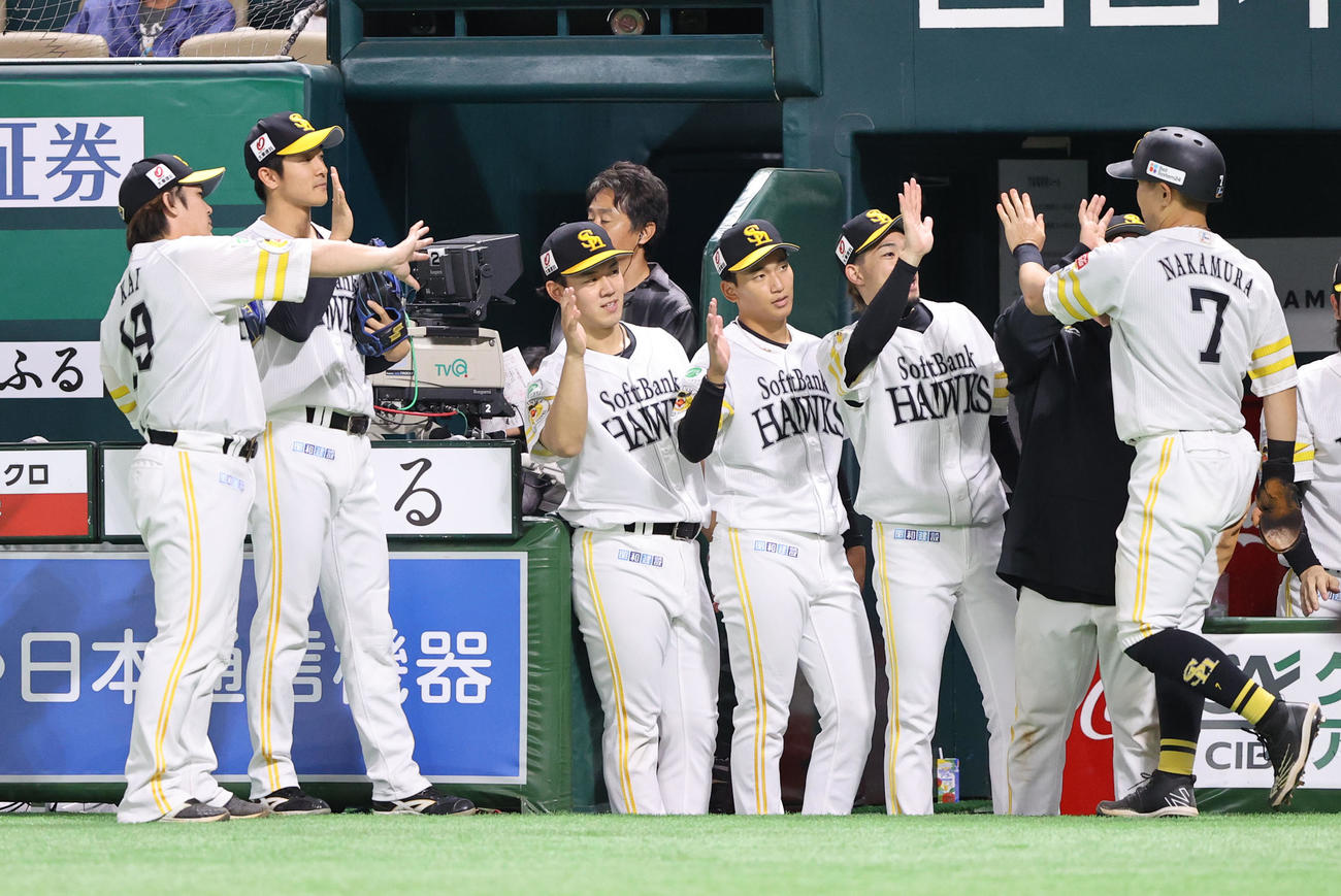 ソフトバンク対オリックス　8回裏ソフトバンク1死二塁、笹川の右前適時打で生還した中村晃はベンチのナインとタッチ（撮影・鬼束羽瑠菜）