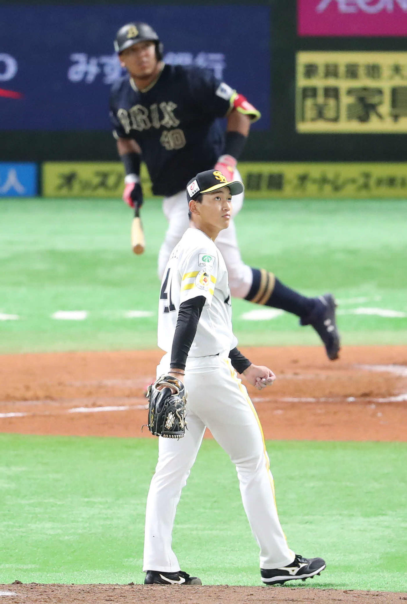 ソフトバンク対オリックス　3回表オリックス無死一塁、前田悠はセデーニョ（左）に左越え2点本塁打を浴び、6点目を失う（撮影・梅根麻紀）